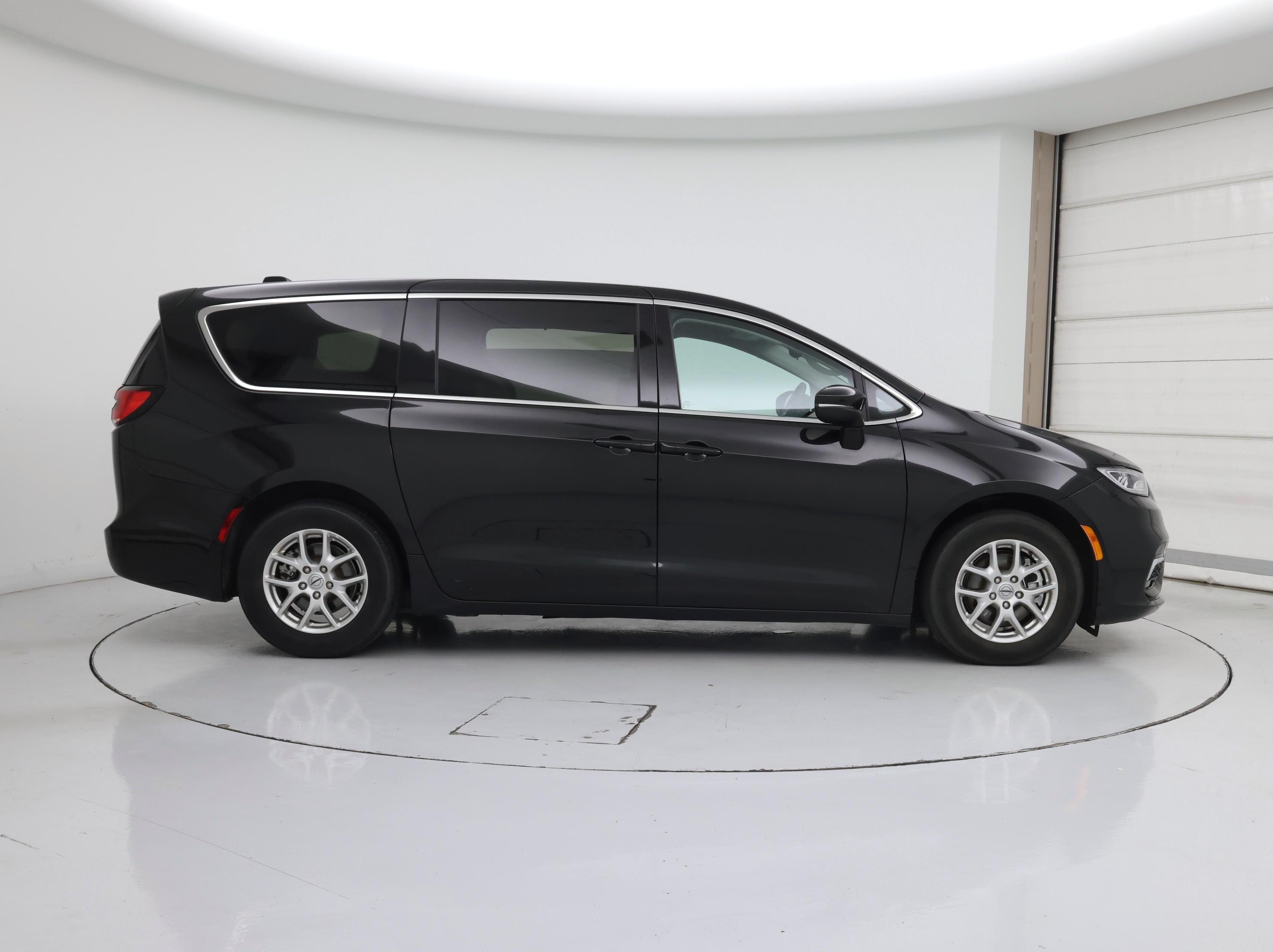 Thumbnail: 2023 Chrysler Pacifica - 7