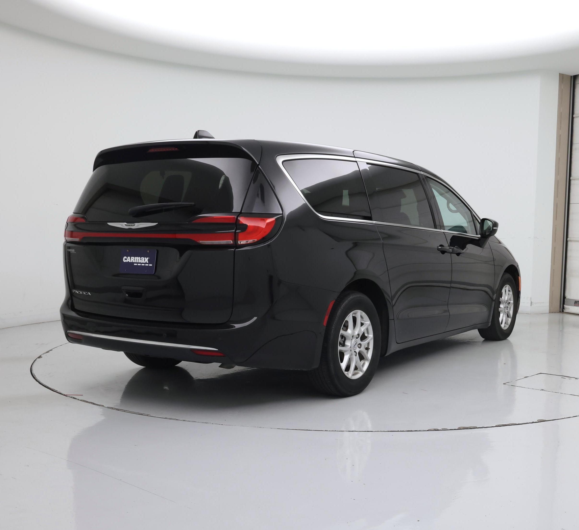 Thumbnail: 2023 Chrysler Pacifica - 8