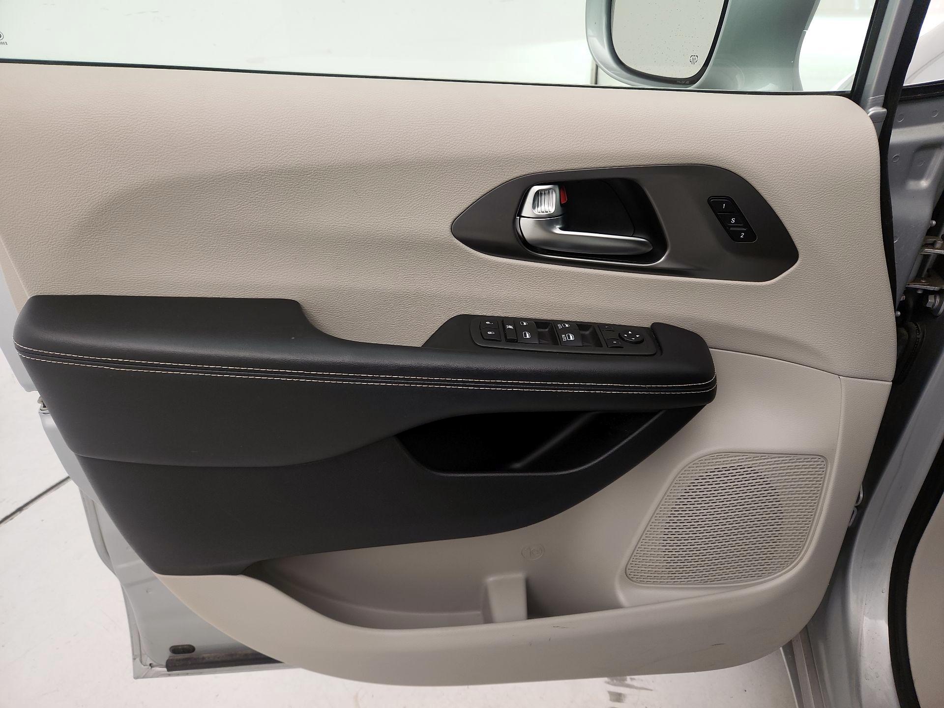 Thumbnail: 2022 Chrysler Pacifica - 12