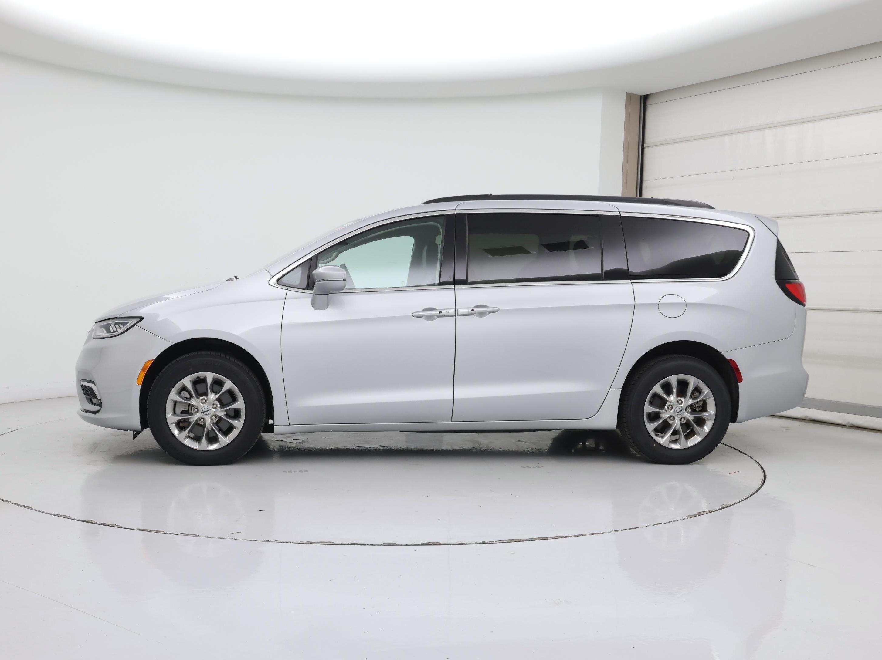 Thumbnail: 2022 Chrysler Pacifica - 3