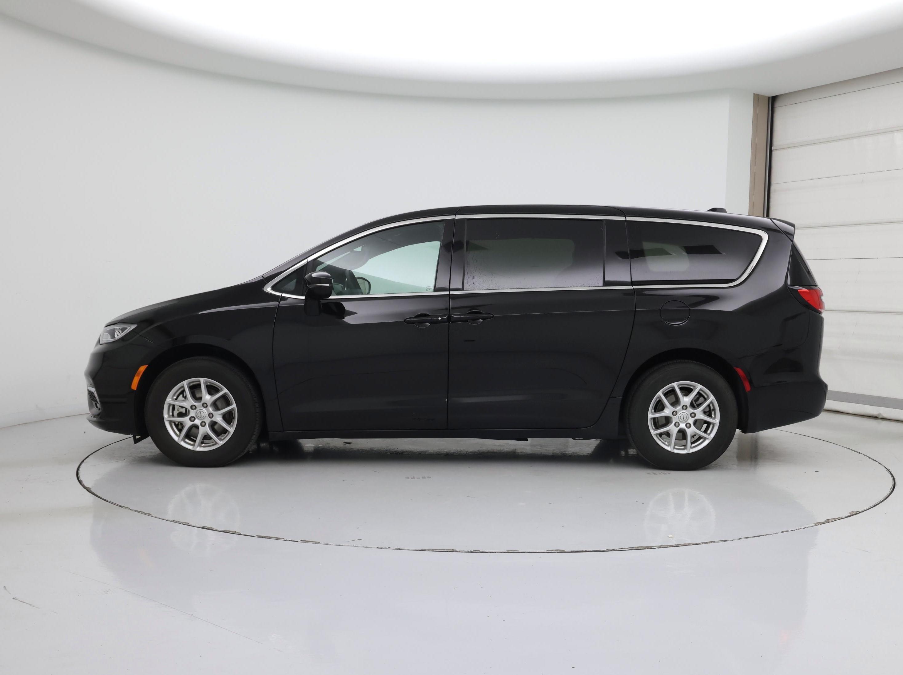 Thumbnail: 2025 Chrysler Pacifica - 3