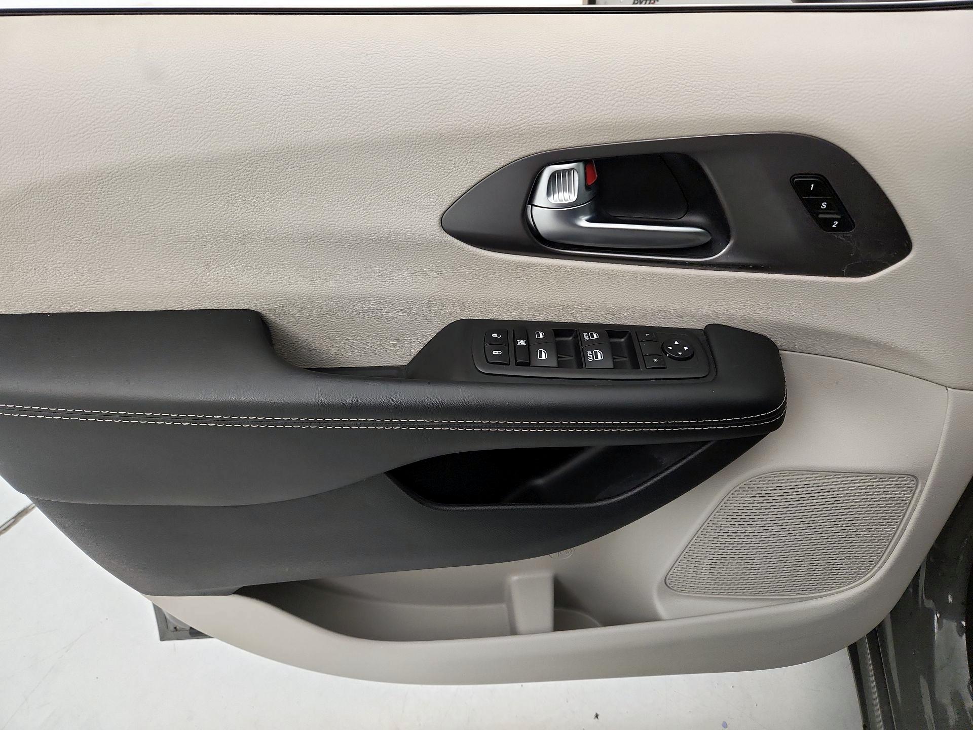 Thumbnail: 2023 Chrysler Pacifica - 12