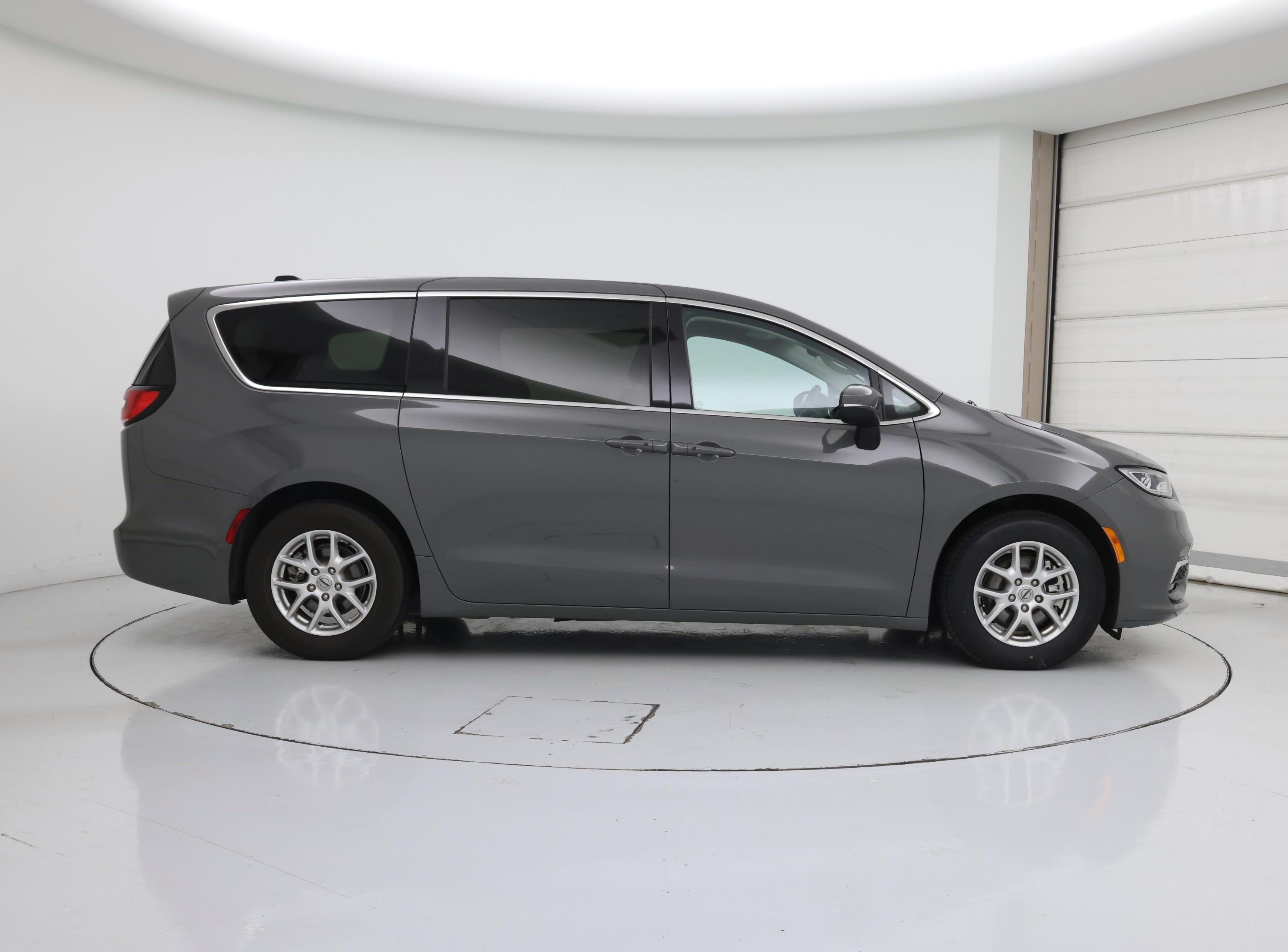 Thumbnail: 2023 Chrysler Pacifica - 7
