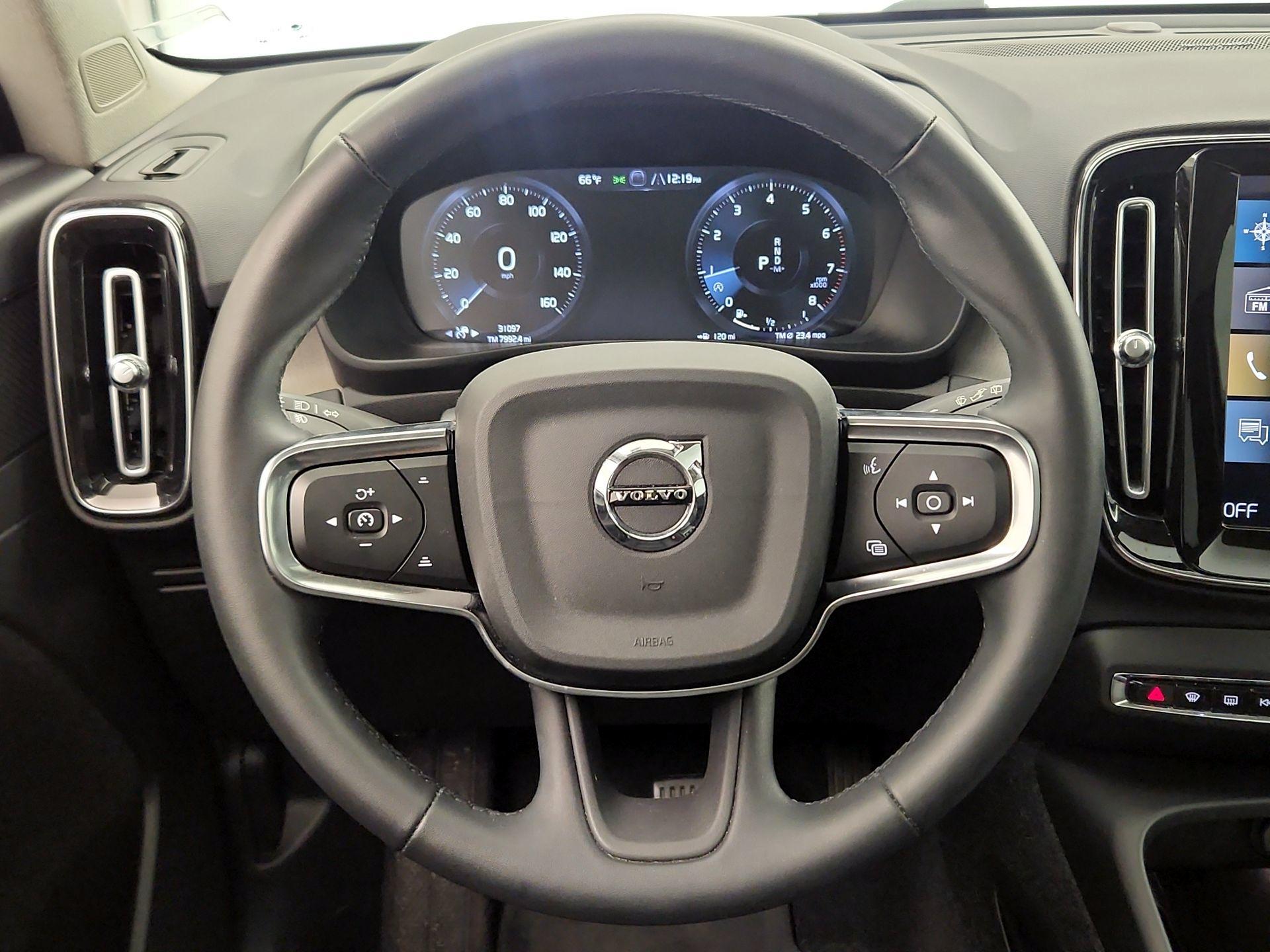 Thumbnail: 2022 Volvo XC40 - 10