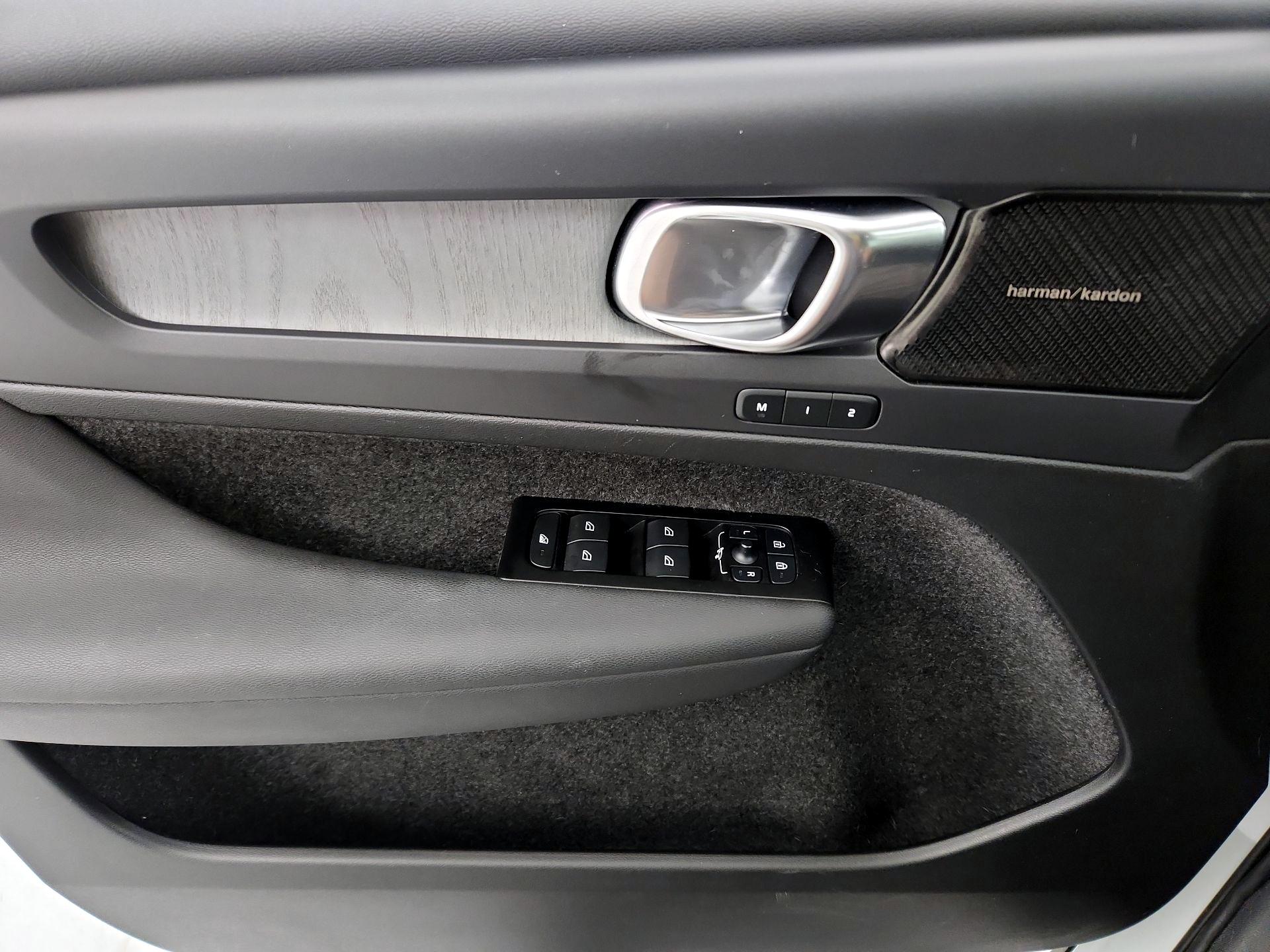Thumbnail: 2022 Volvo XC40 - 12