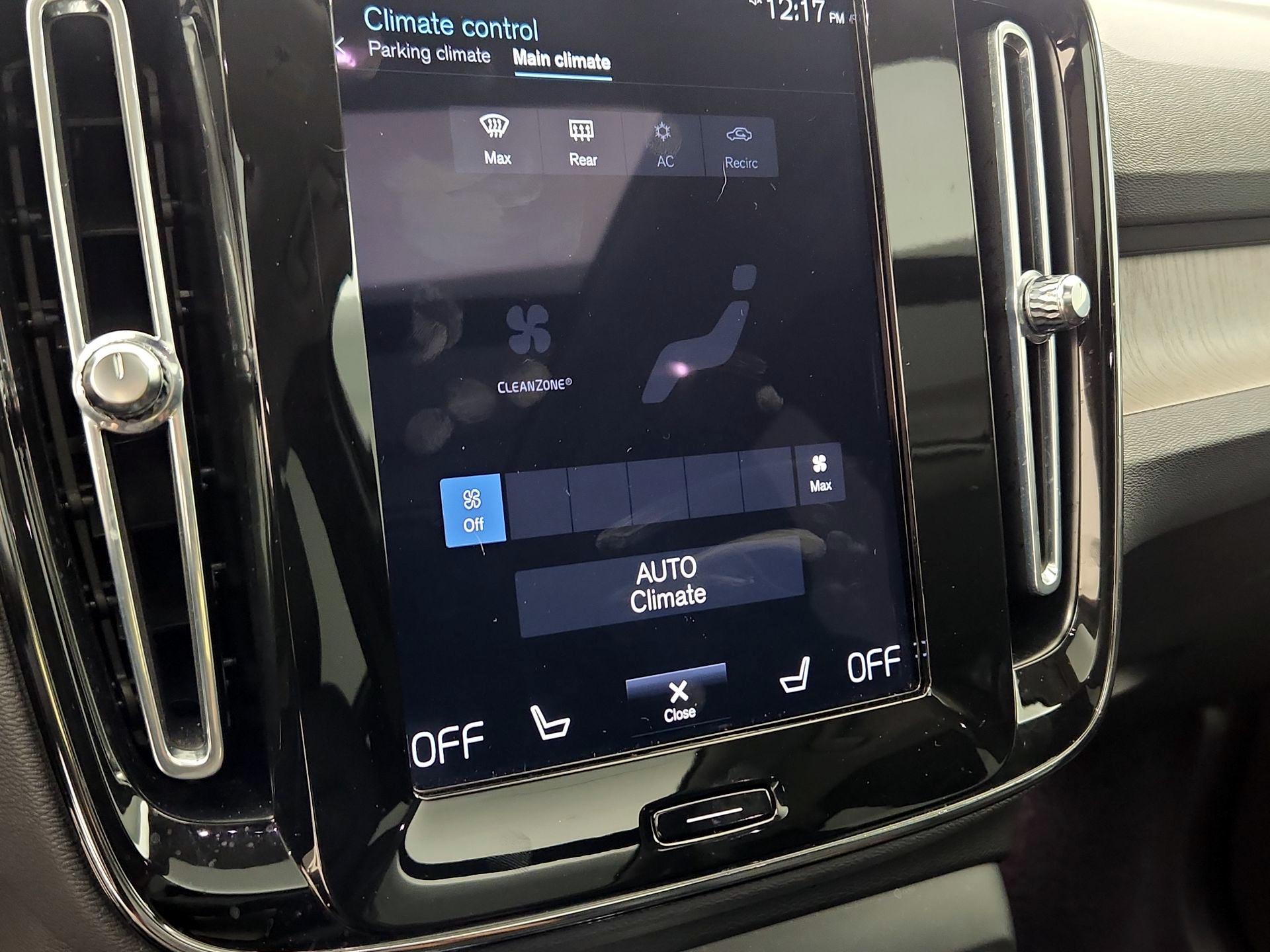 Thumbnail: 2022 Volvo XC40 - 16