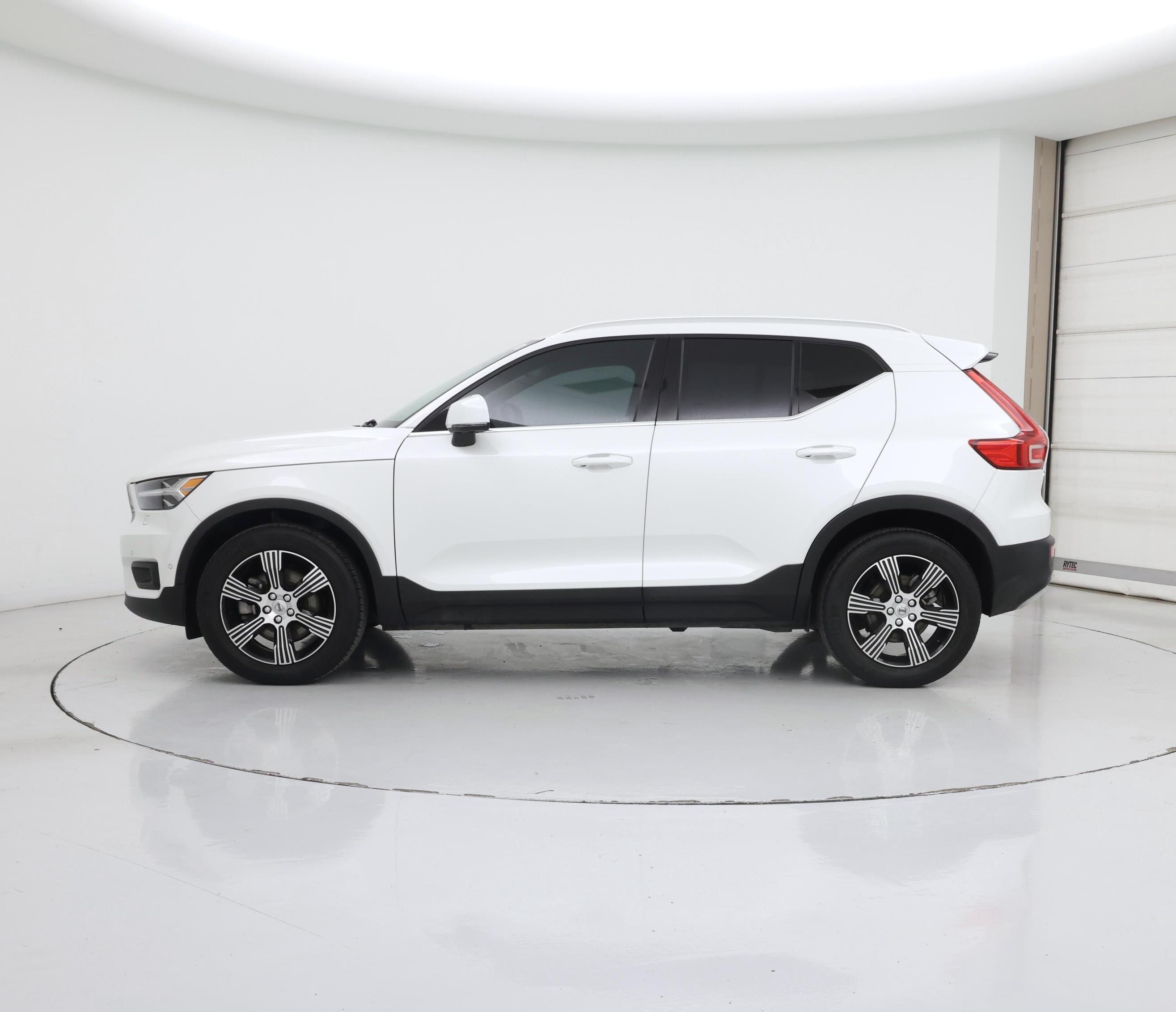 Thumbnail: 2022 Volvo XC40 - 3