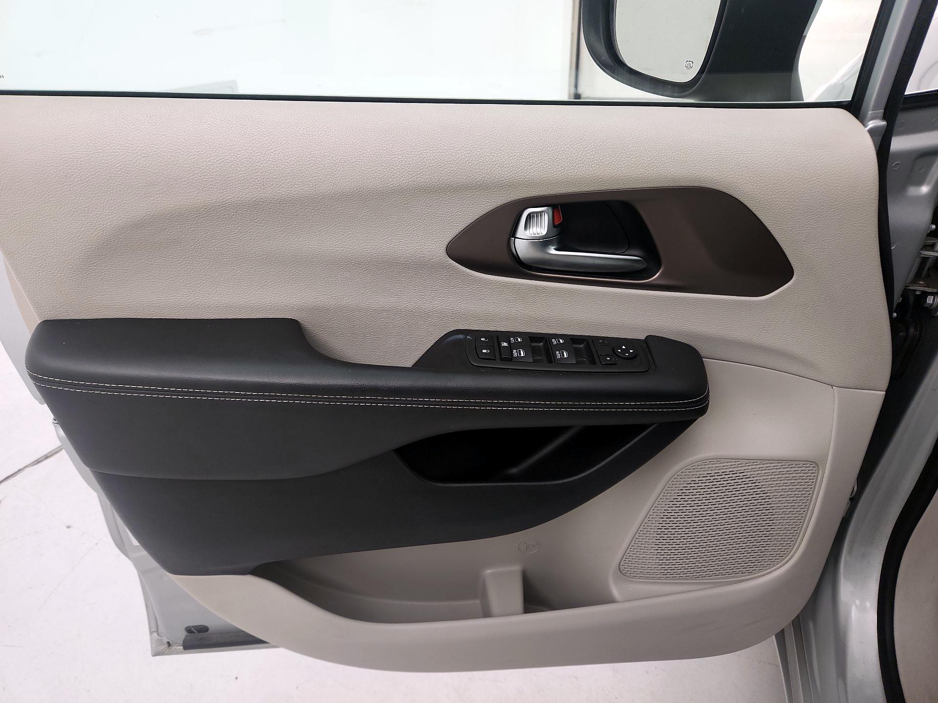 Thumbnail: 2023 Chrysler Voyager - 12