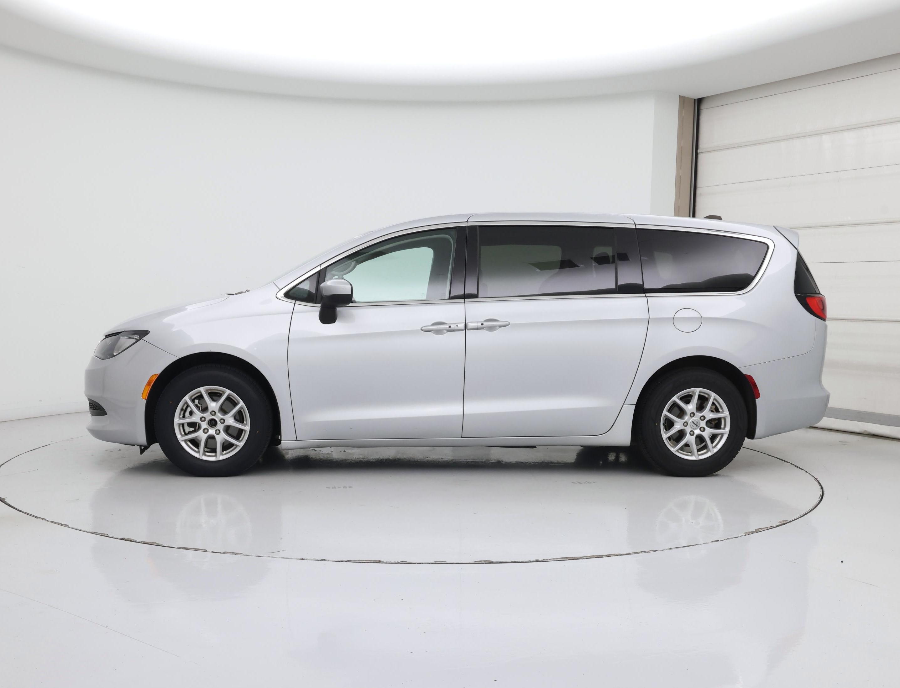 Thumbnail: 2023 Chrysler Voyager - 3