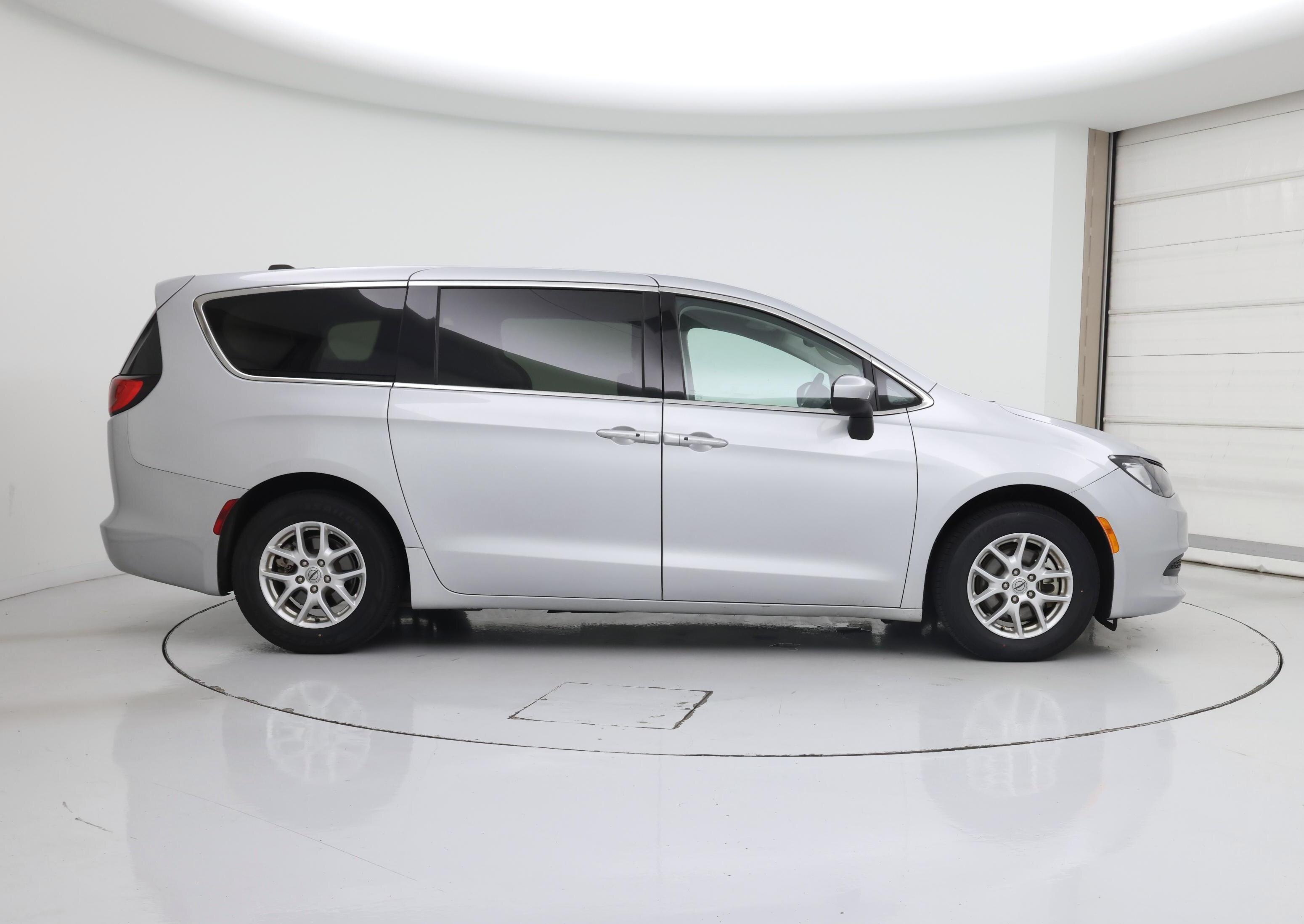 Thumbnail: 2023 Chrysler Voyager - 7
