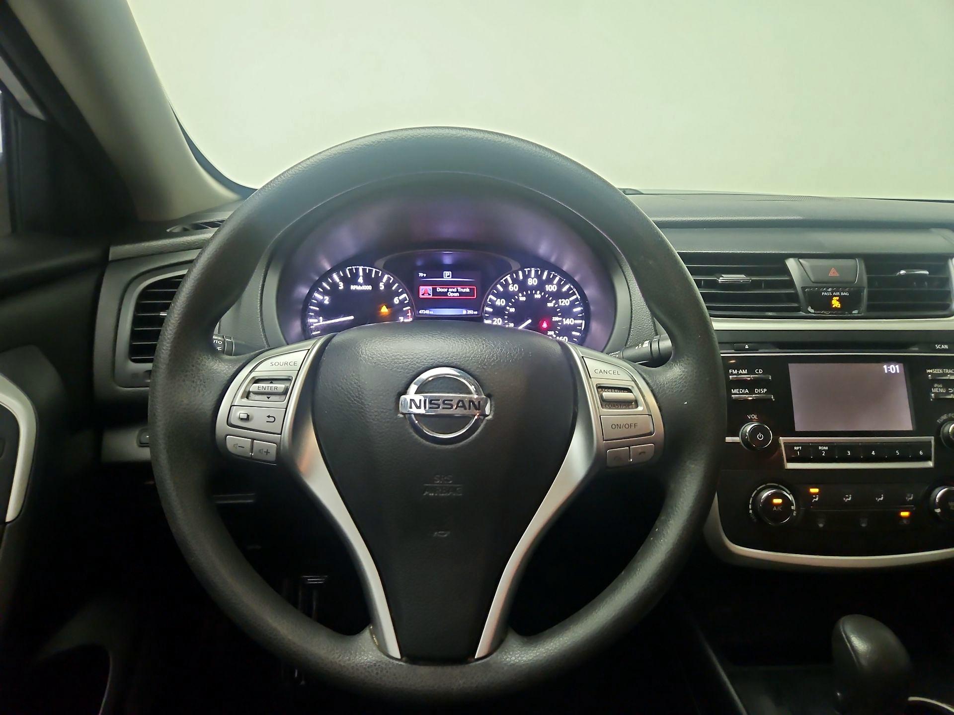 Thumbnail: 2017 Nissan Altima - 10