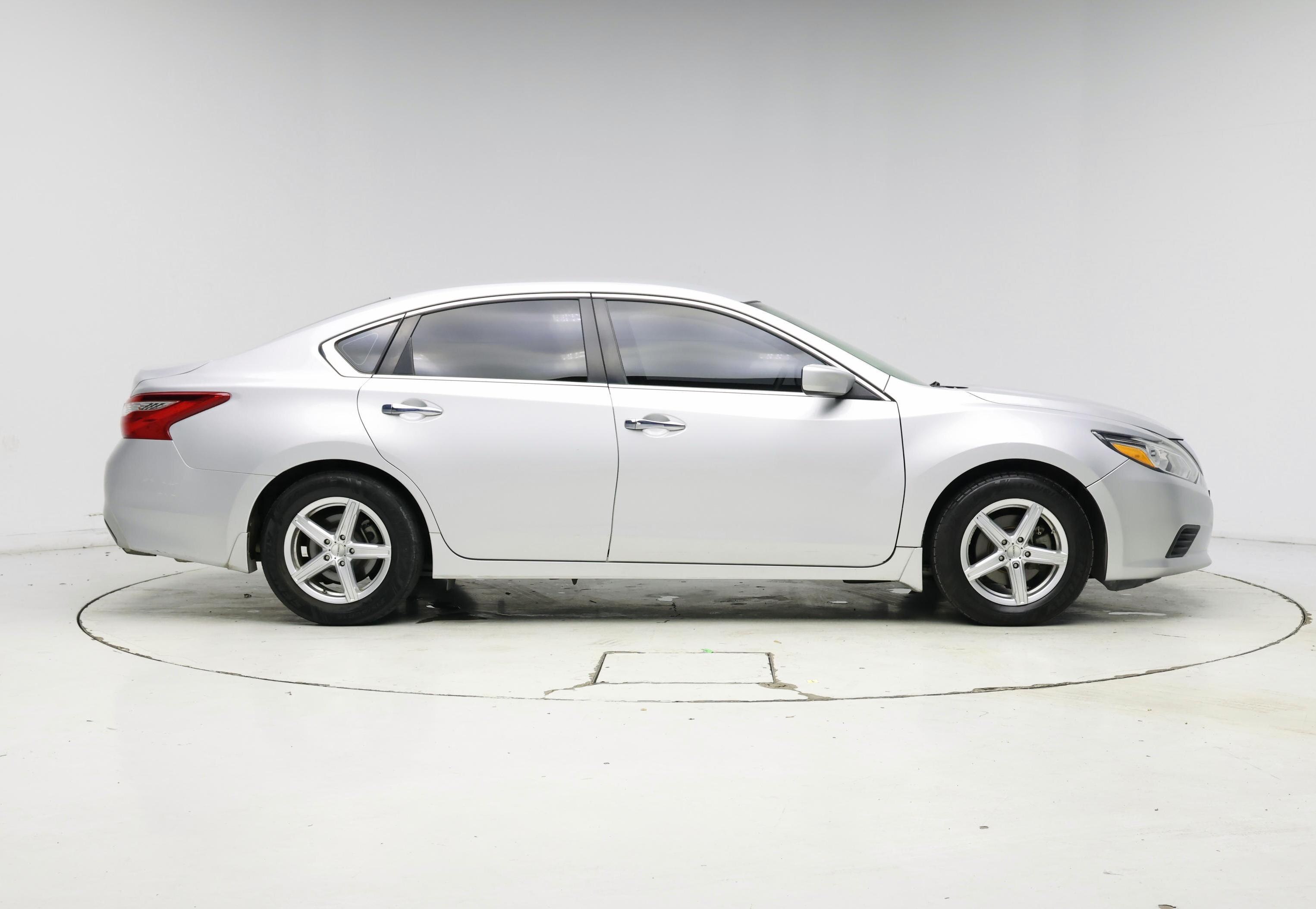 Thumbnail: 2017 Nissan Altima - 7