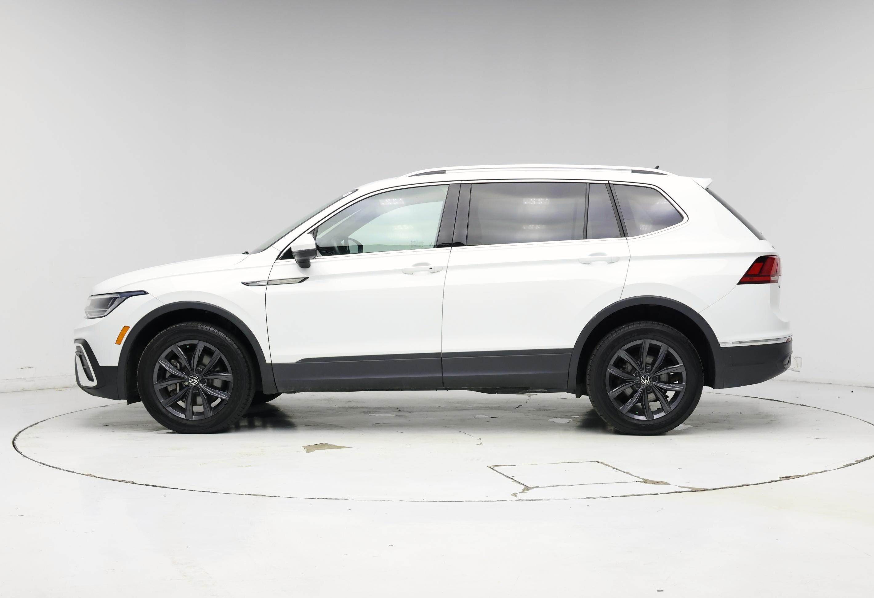 Thumbnail: 2022 Volkswagen Tiguan - 3