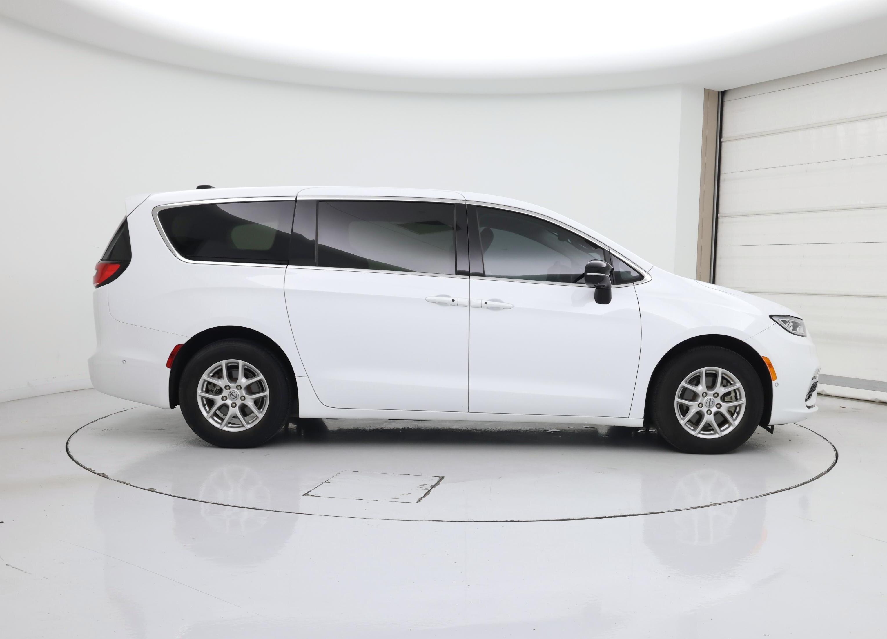 Thumbnail: 2024 Chrysler Pacifica - 7