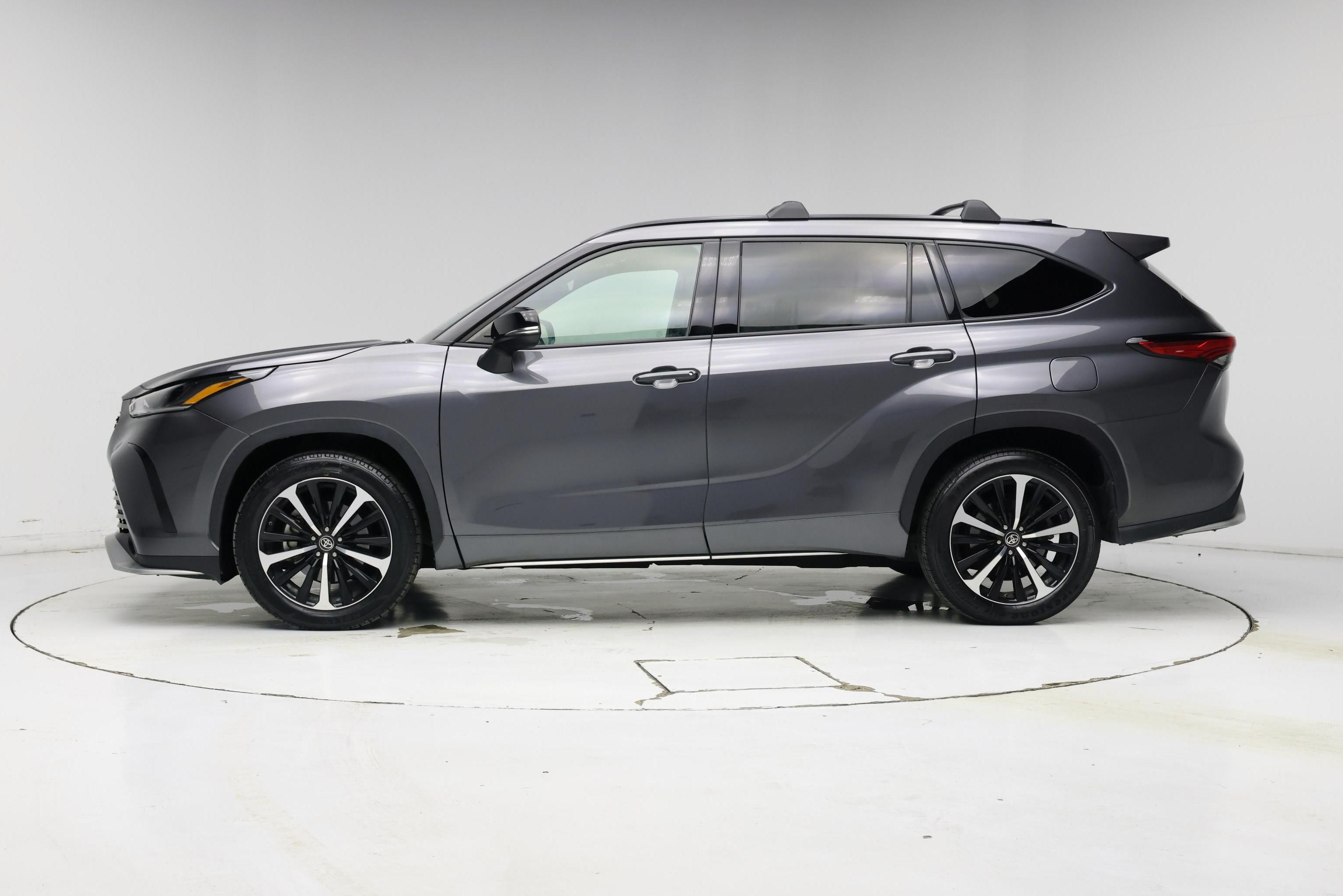 Thumbnail: 2021 Toyota Highlander - 3
