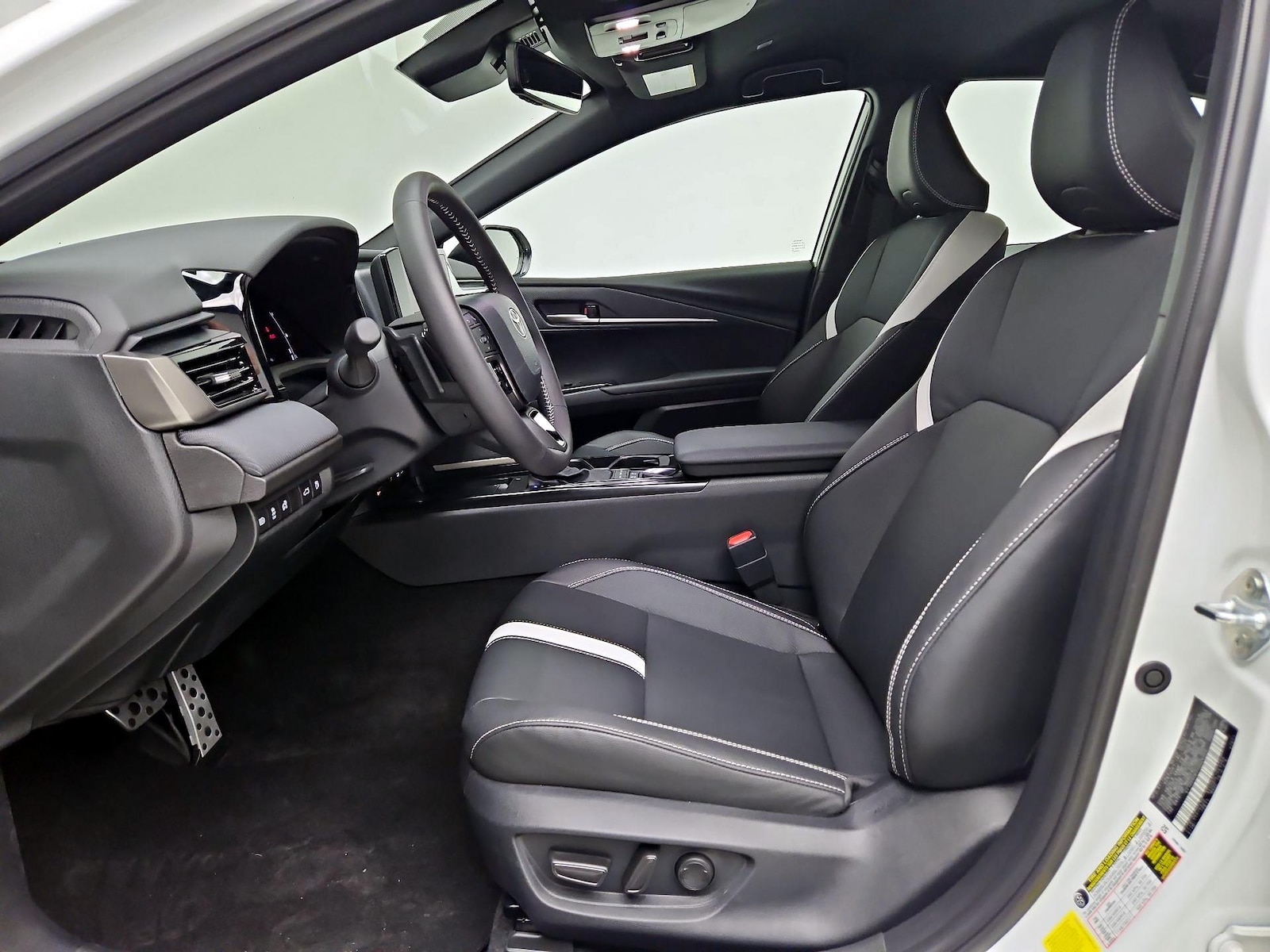 2026 Toyota Camry SE - Photo 12