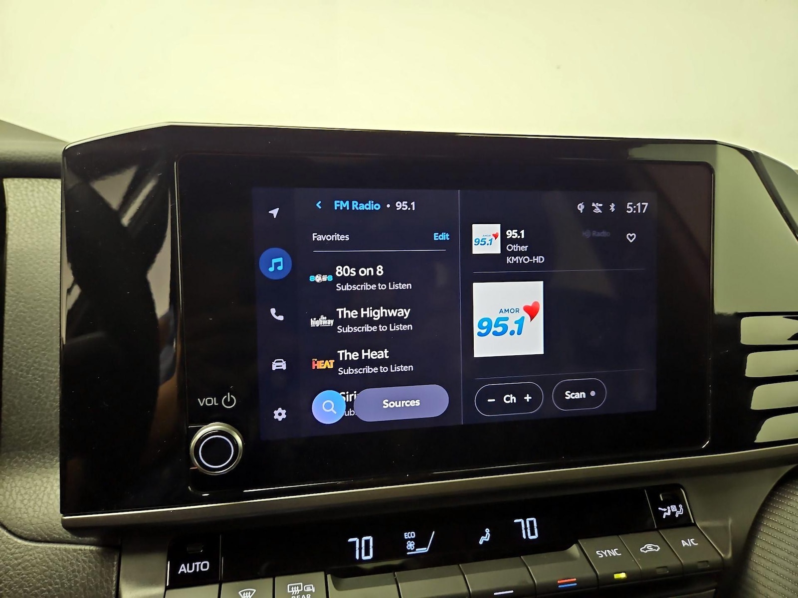 2026 Toyota Camry SE - Photo 16
