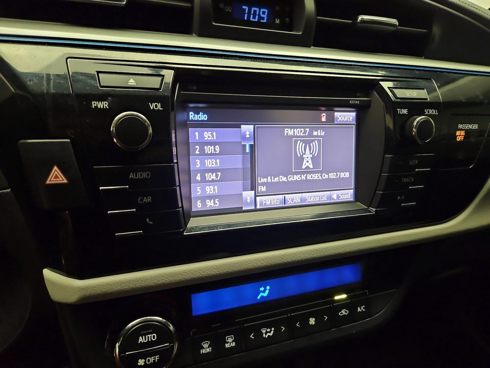 2015 Toyota Corolla LE - Photo 16