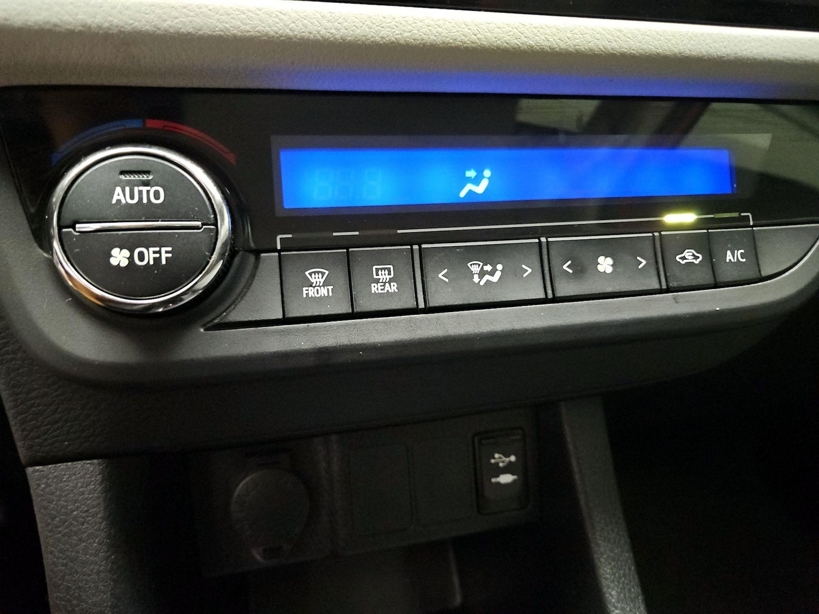 2015 Toyota Corolla LE - Photo 17