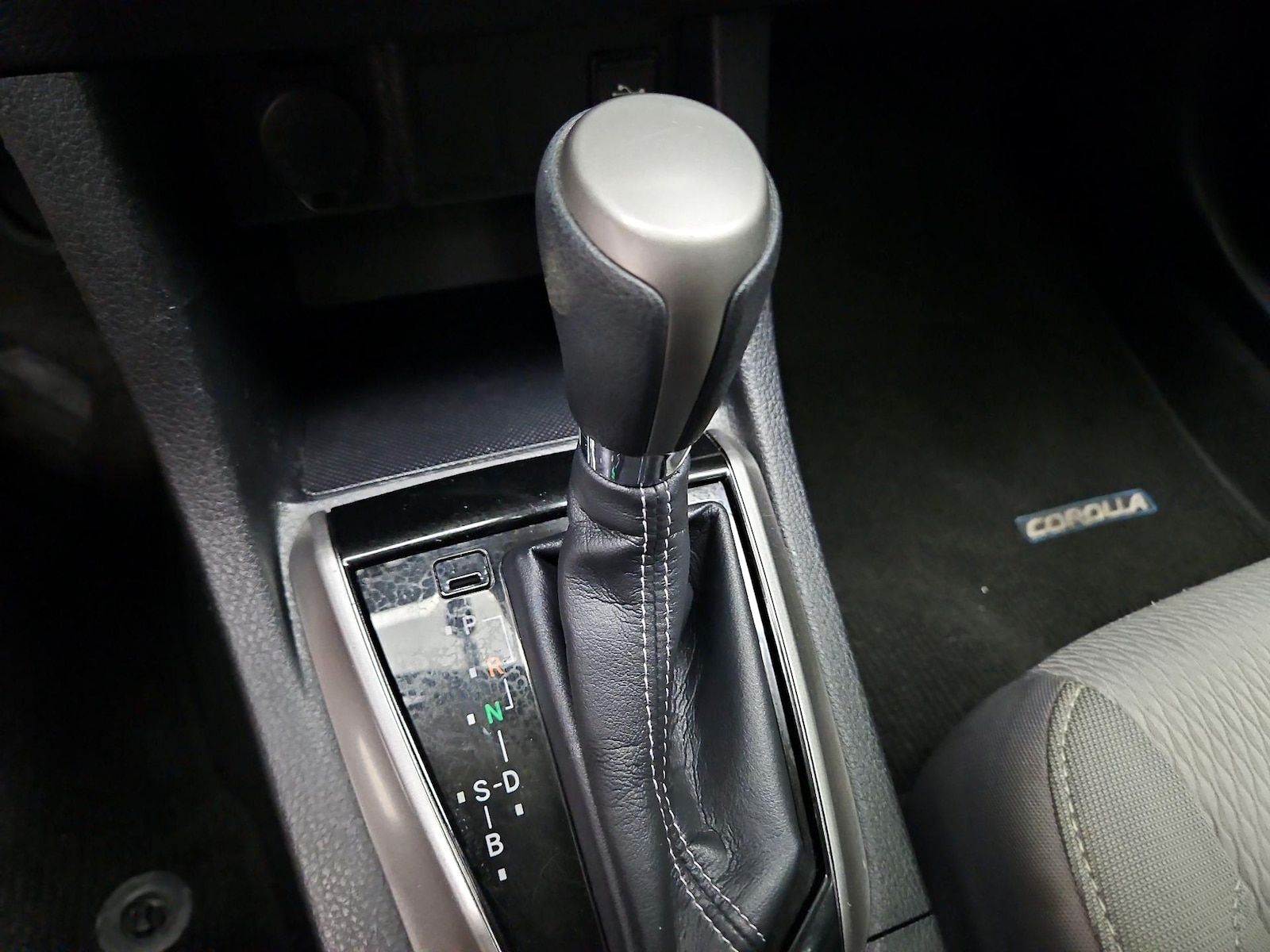2015 Toyota Corolla LE - Photo 18