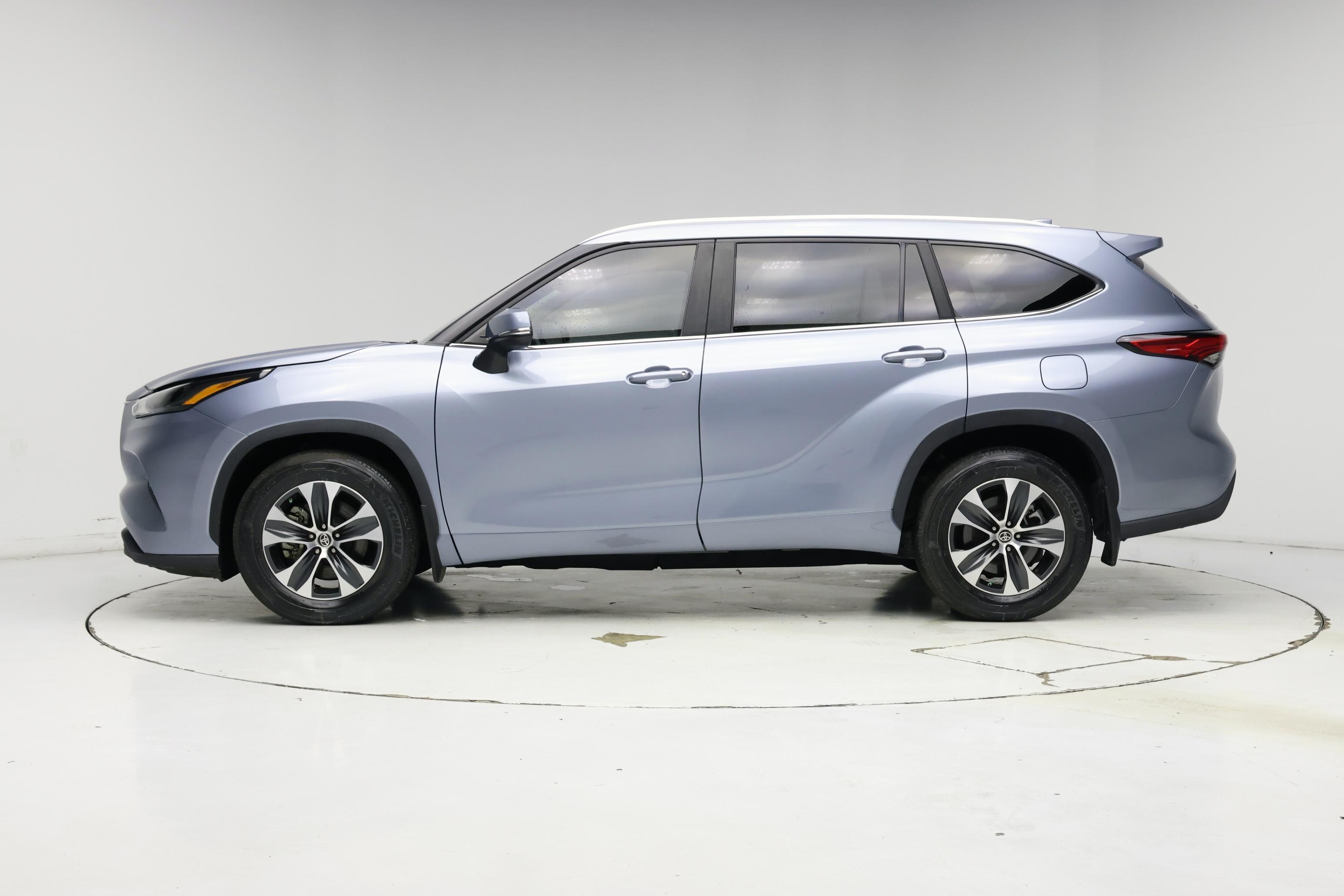 Thumbnail: 2023 Toyota Highlander - 3