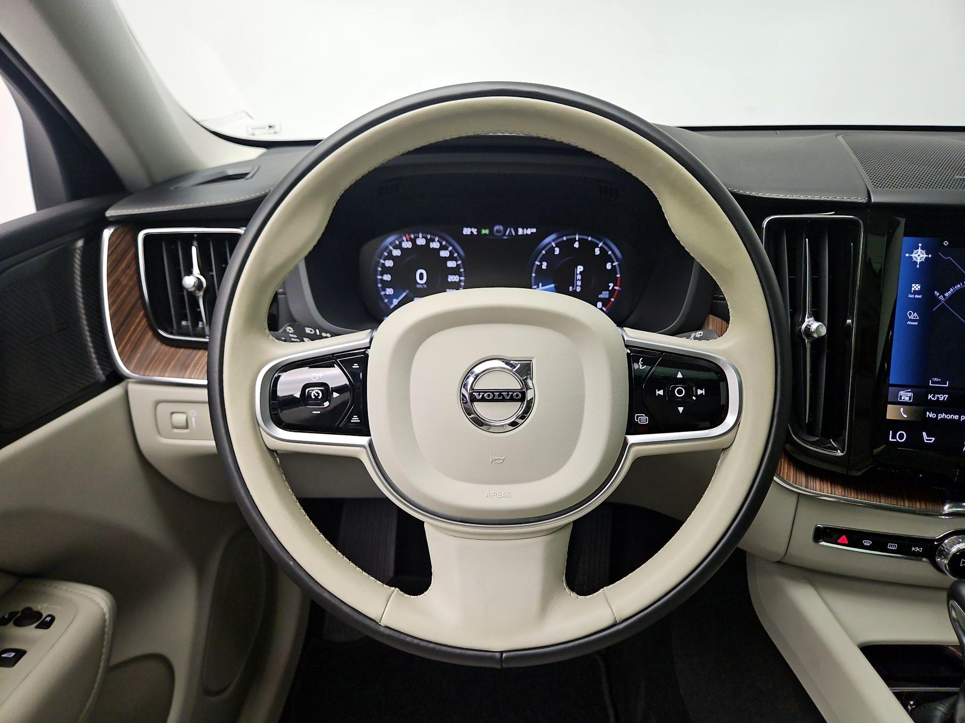 Thumbnail: 2020 Volvo XC60 - 10