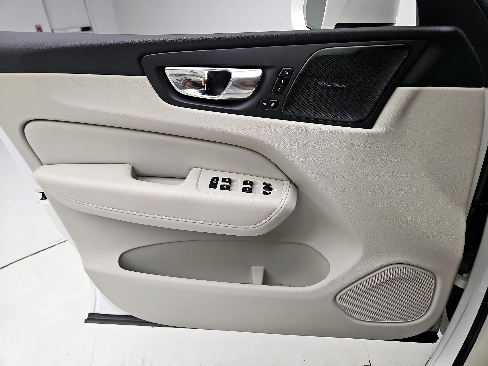 Thumbnail: 2020 Volvo XC60 - 12