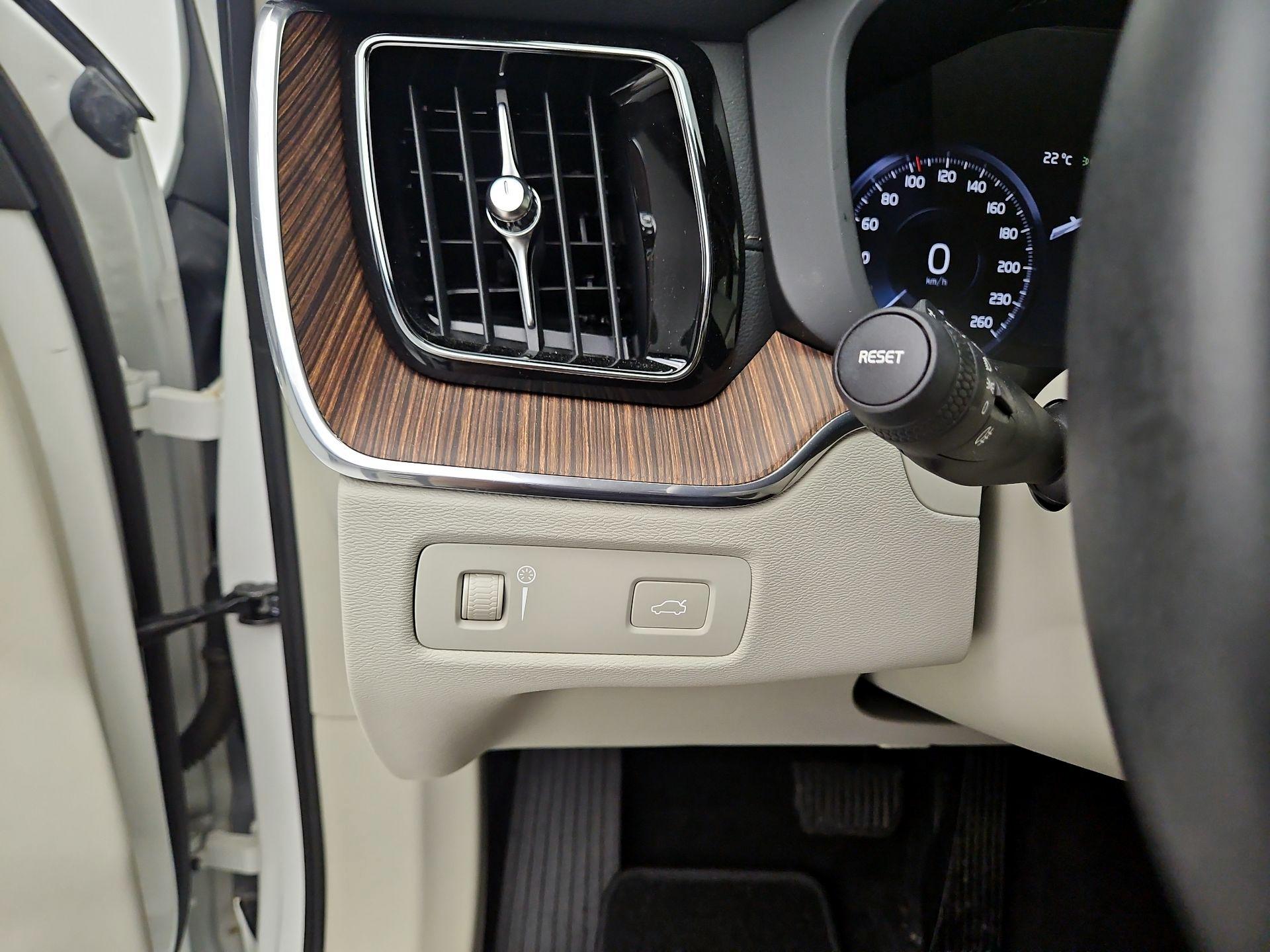 Thumbnail: 2020 Volvo XC60 - 13