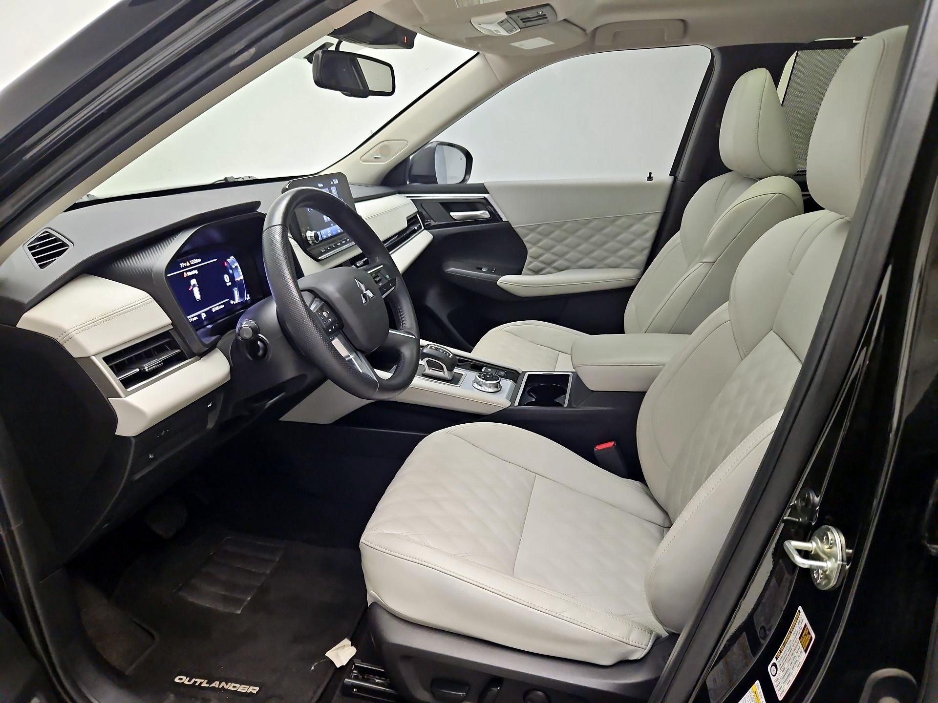 Thumbnail: 2024 Mitsubishi Outlander - 11