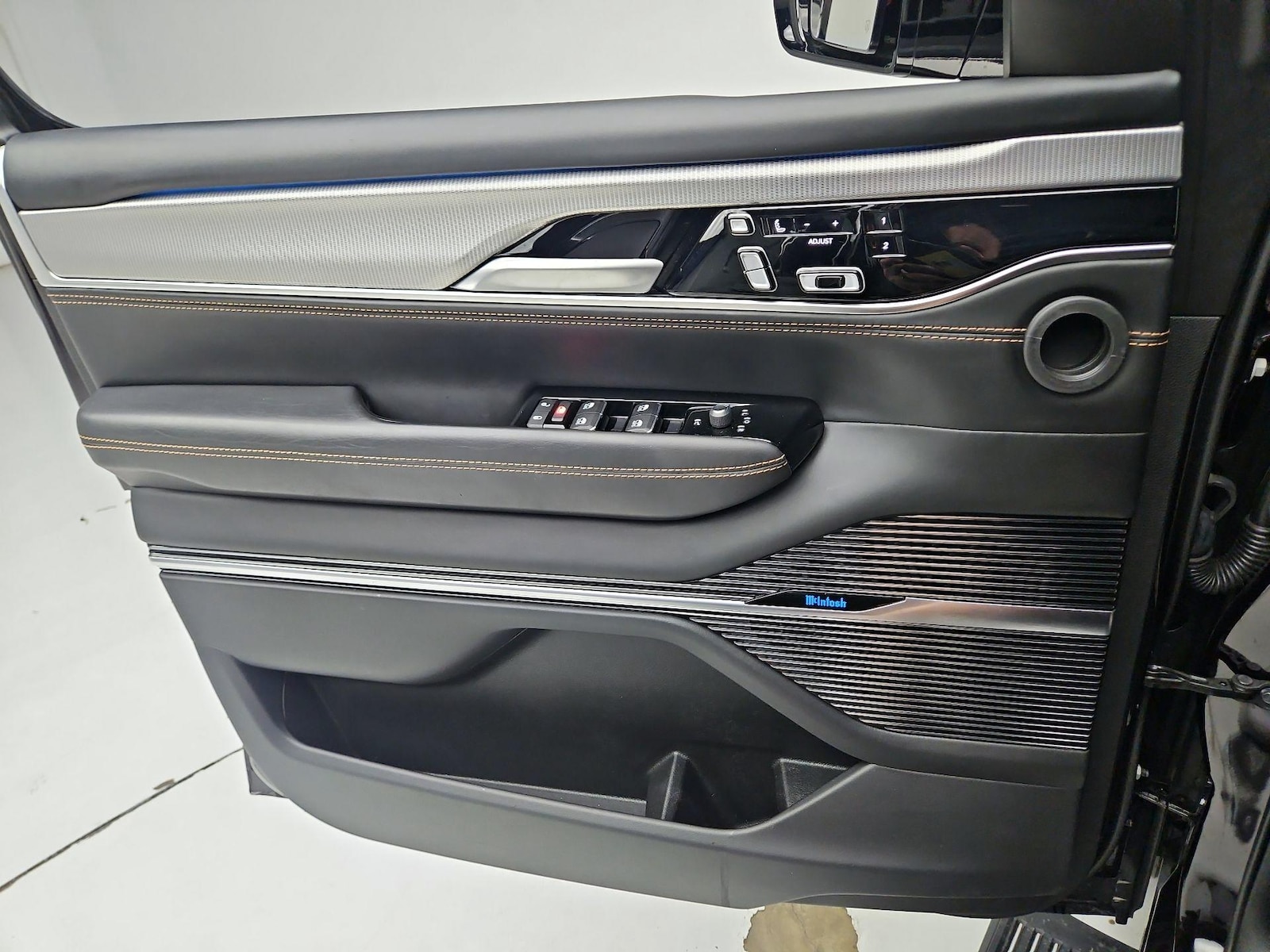 2023 Jeep Grand Wagoneer Series III - Photo 13