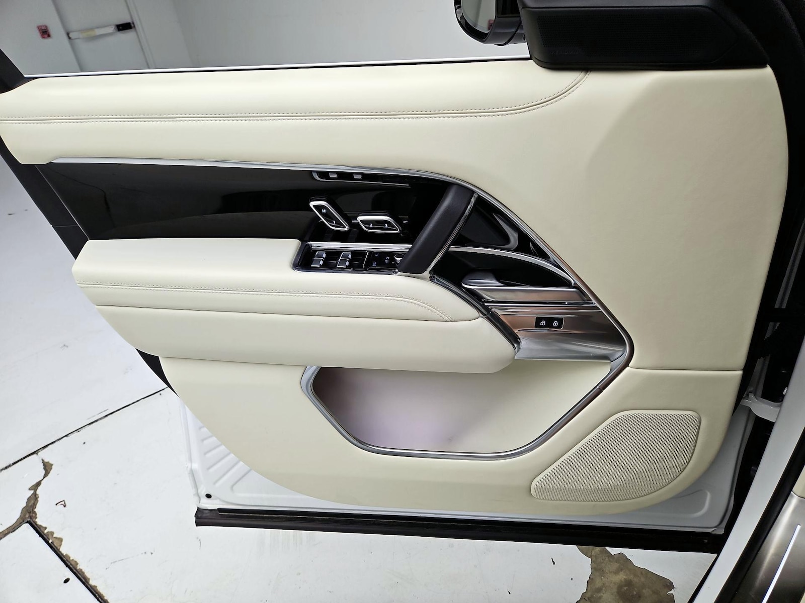 2025 Land Rover Range Rover SE - Photo 13