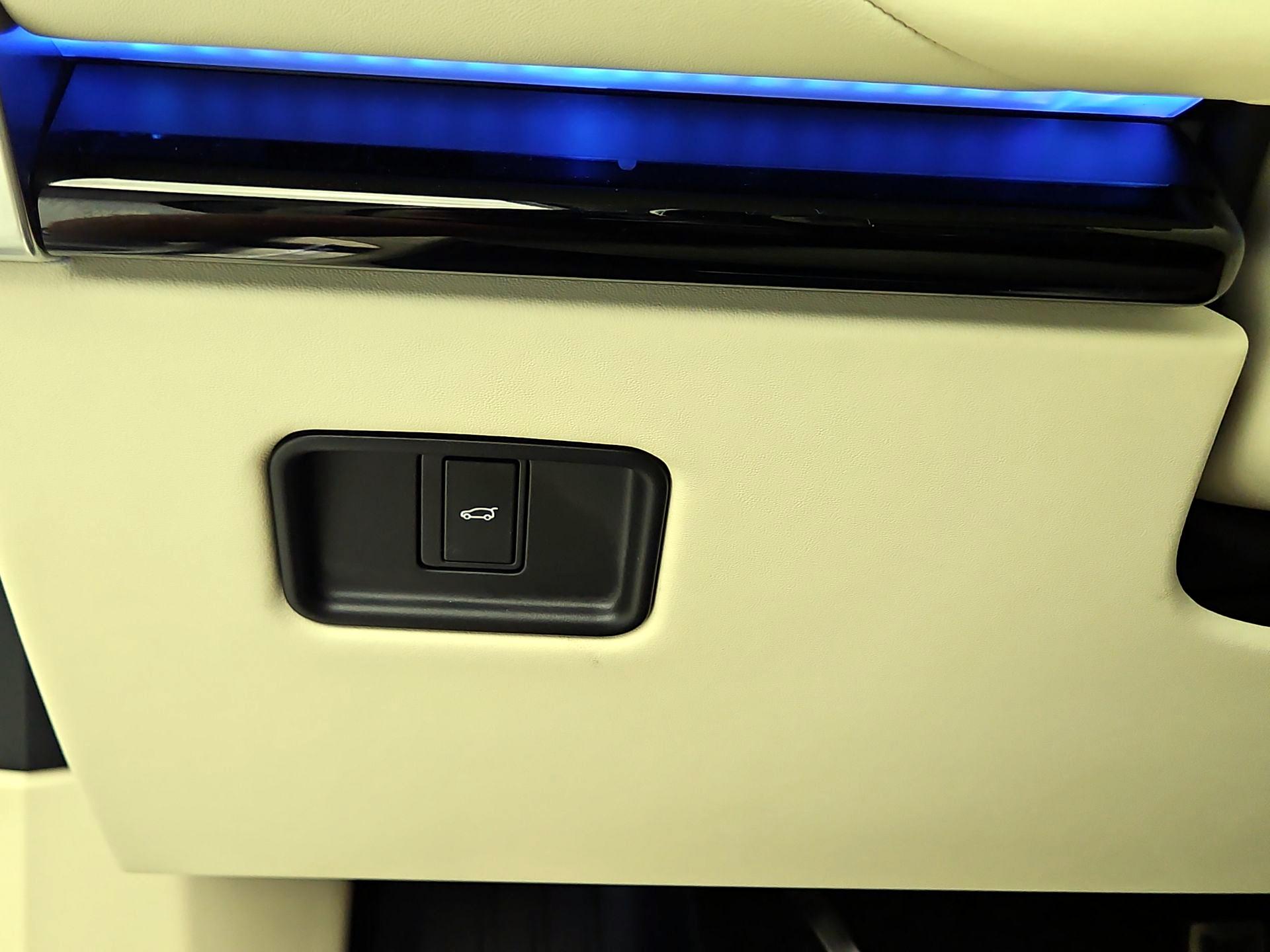 Thumbnail: 2025 Land Rover Range Rover - 13