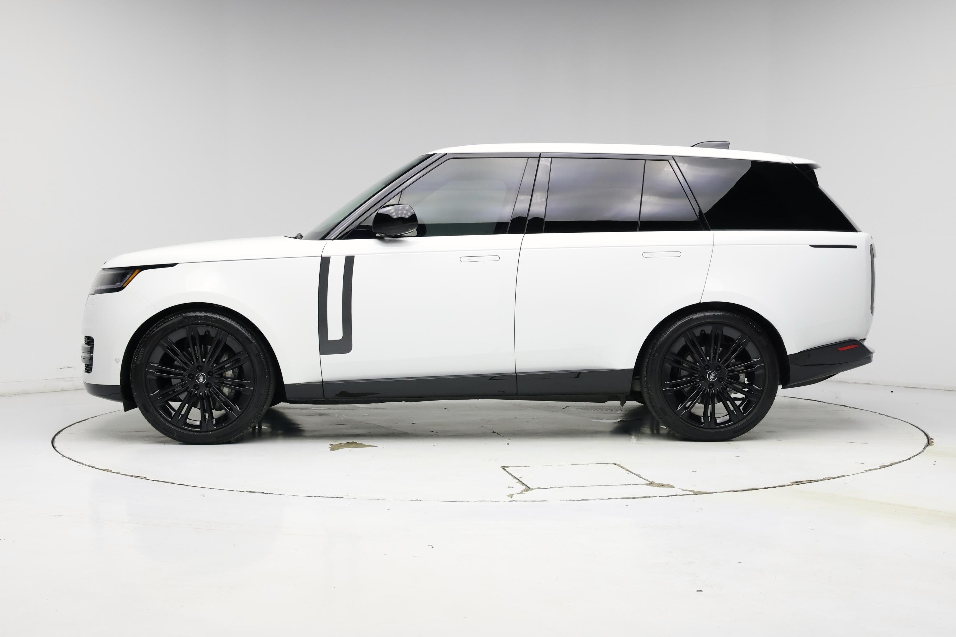 Thumbnail: 2025 Land Rover Range Rover - 3
