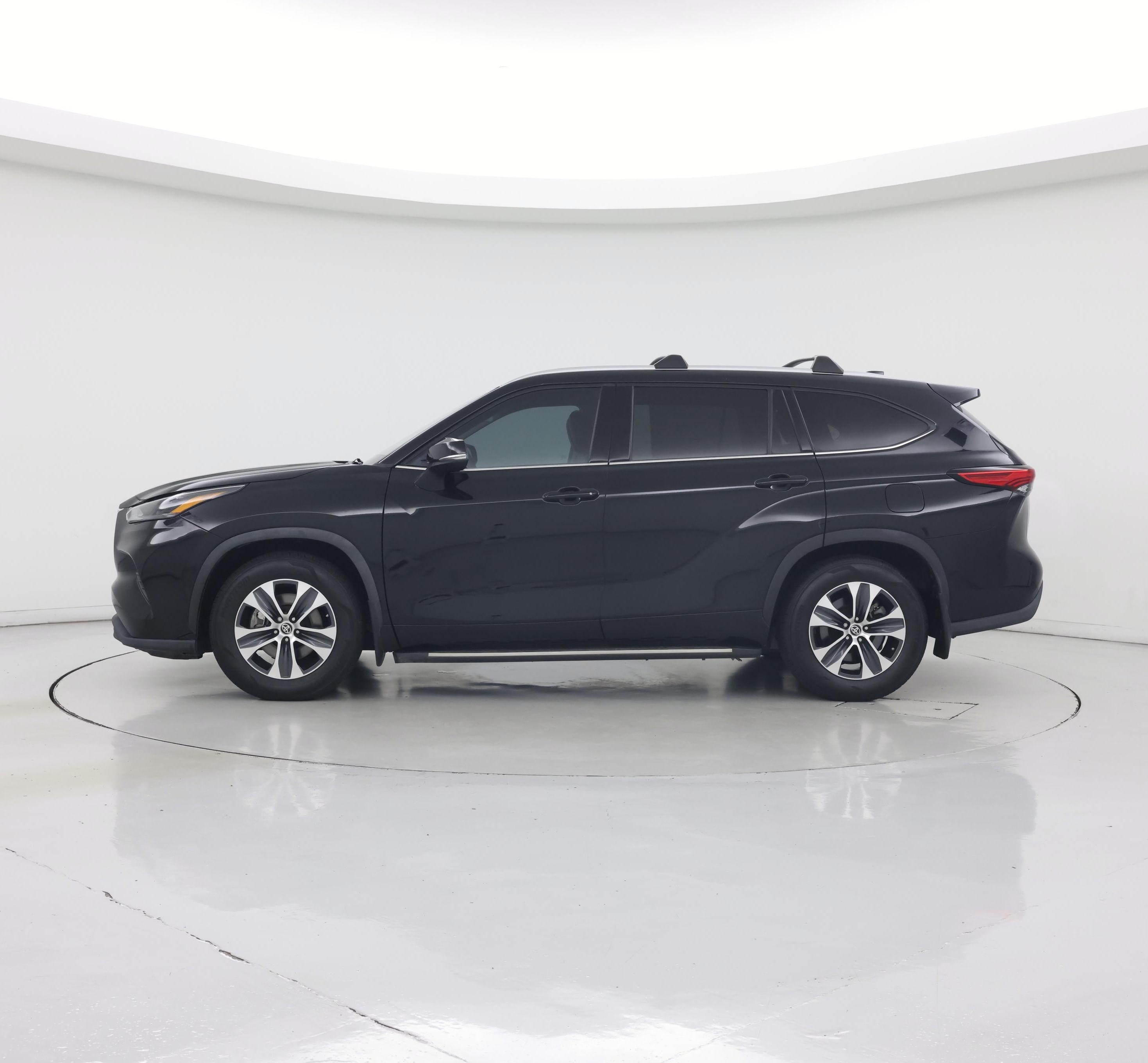 Thumbnail: 2022 Toyota Highlander - 3