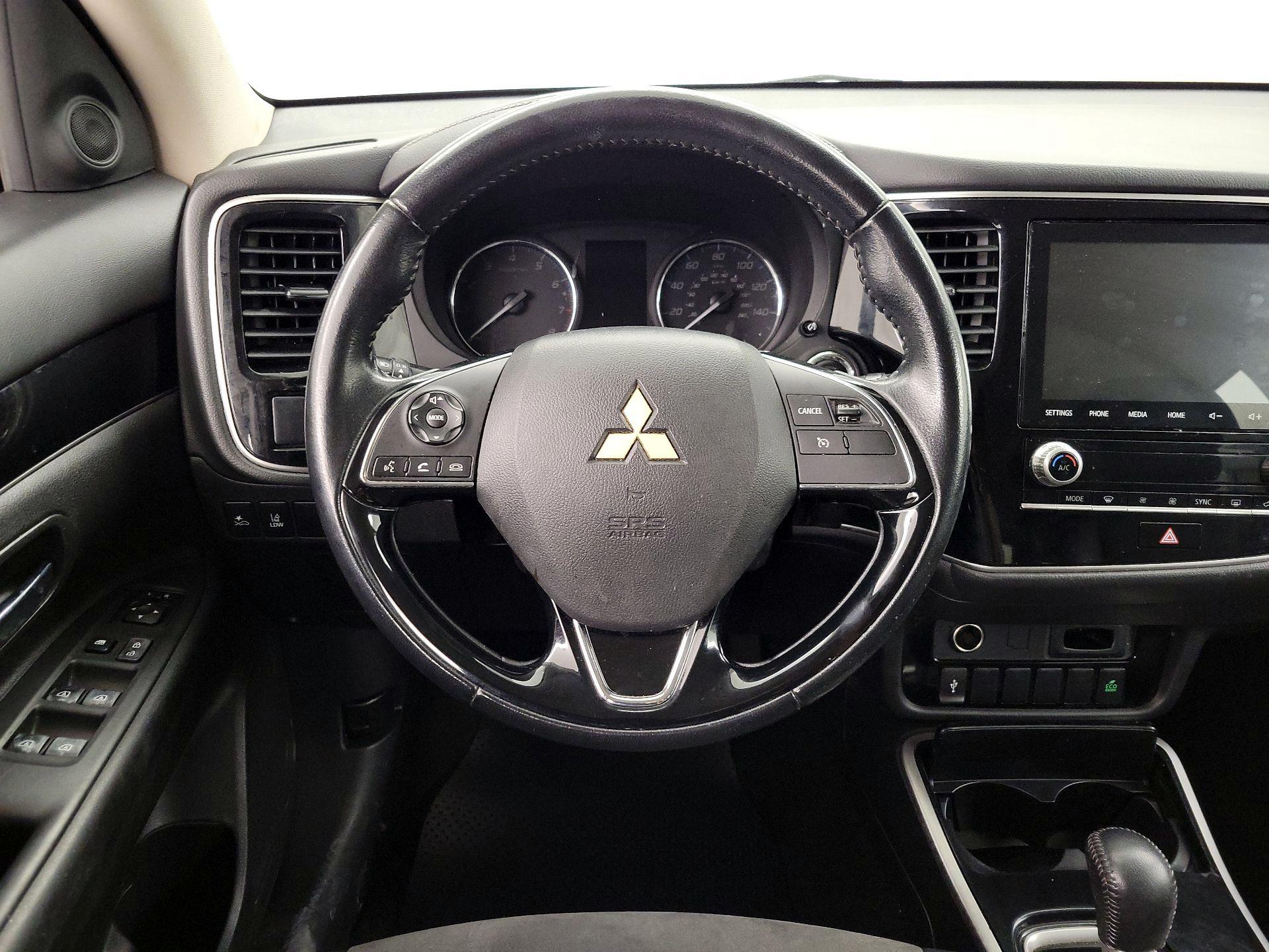 Thumbnail: 2020 Mitsubishi Outlander - 10