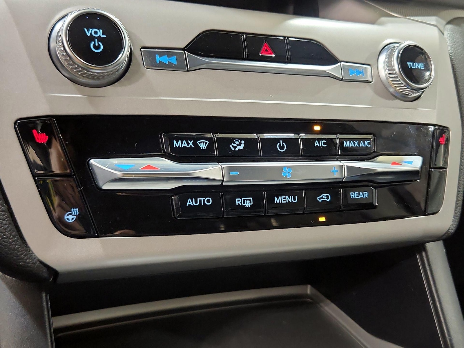 2024 Ford Explorer XLT - Photo 16