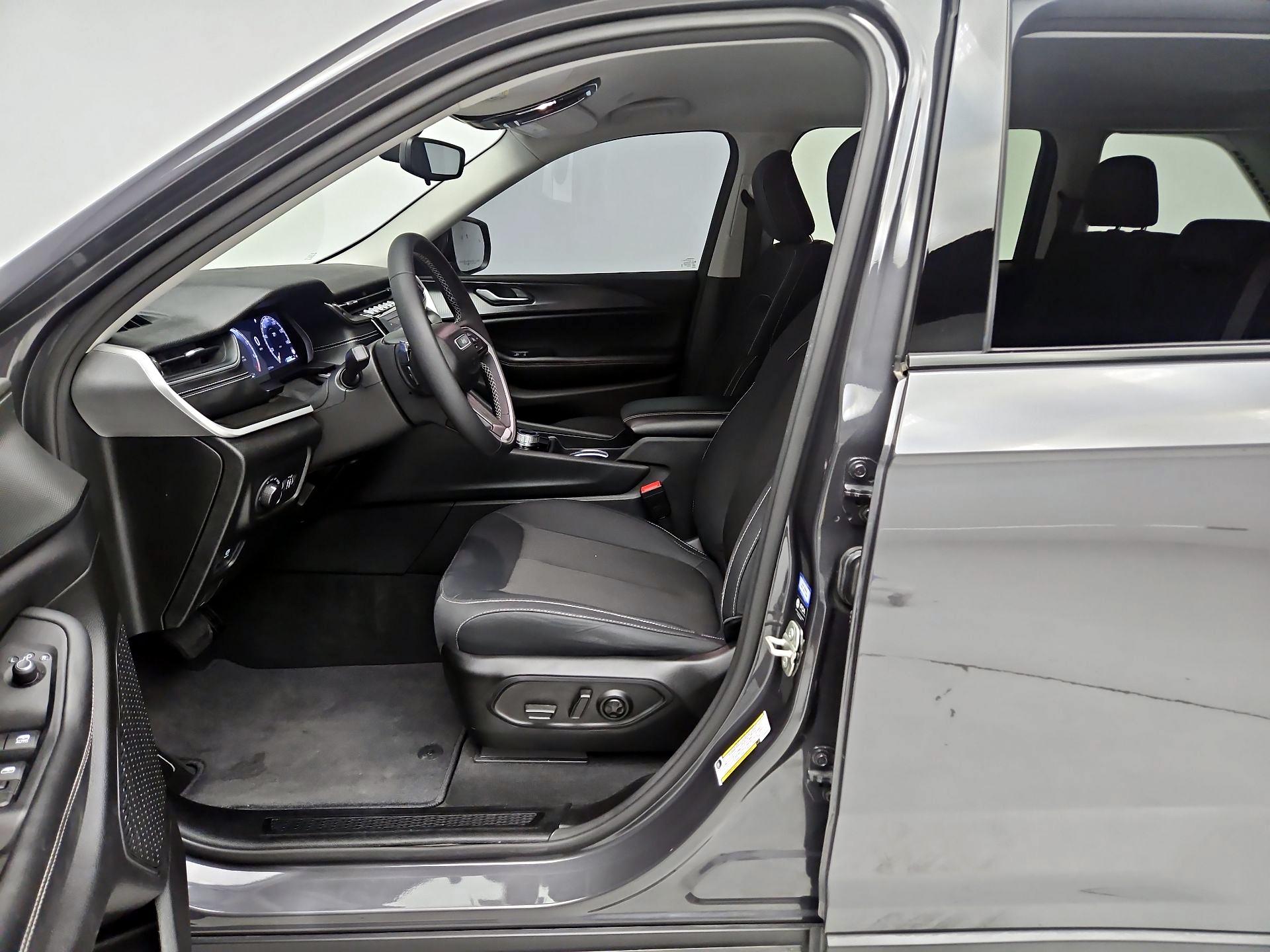 Thumbnail: 2023 Jeep Grand Cherokee - 11
