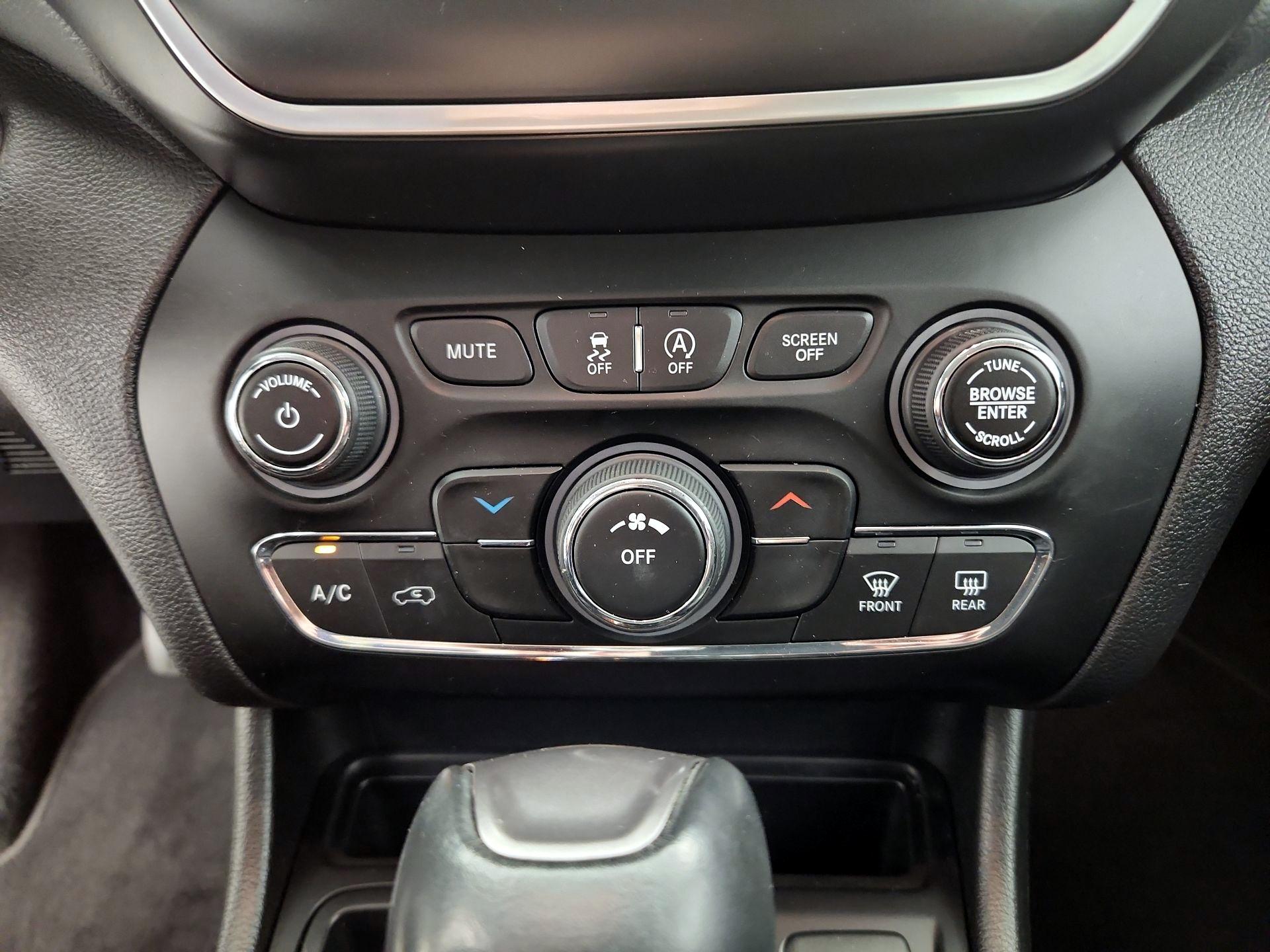 Thumbnail: 2021 Jeep Cherokee - 16