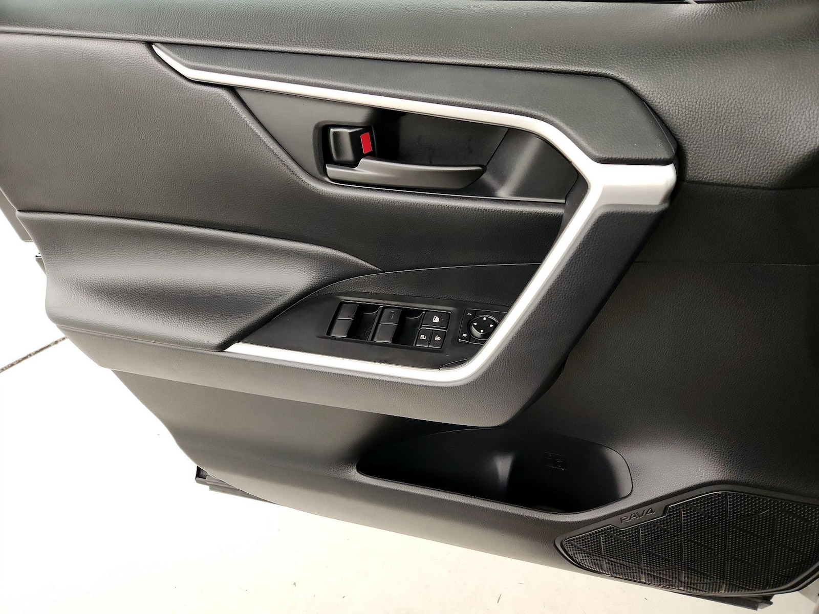 2024 Toyota RAV4 LE - Photo 13