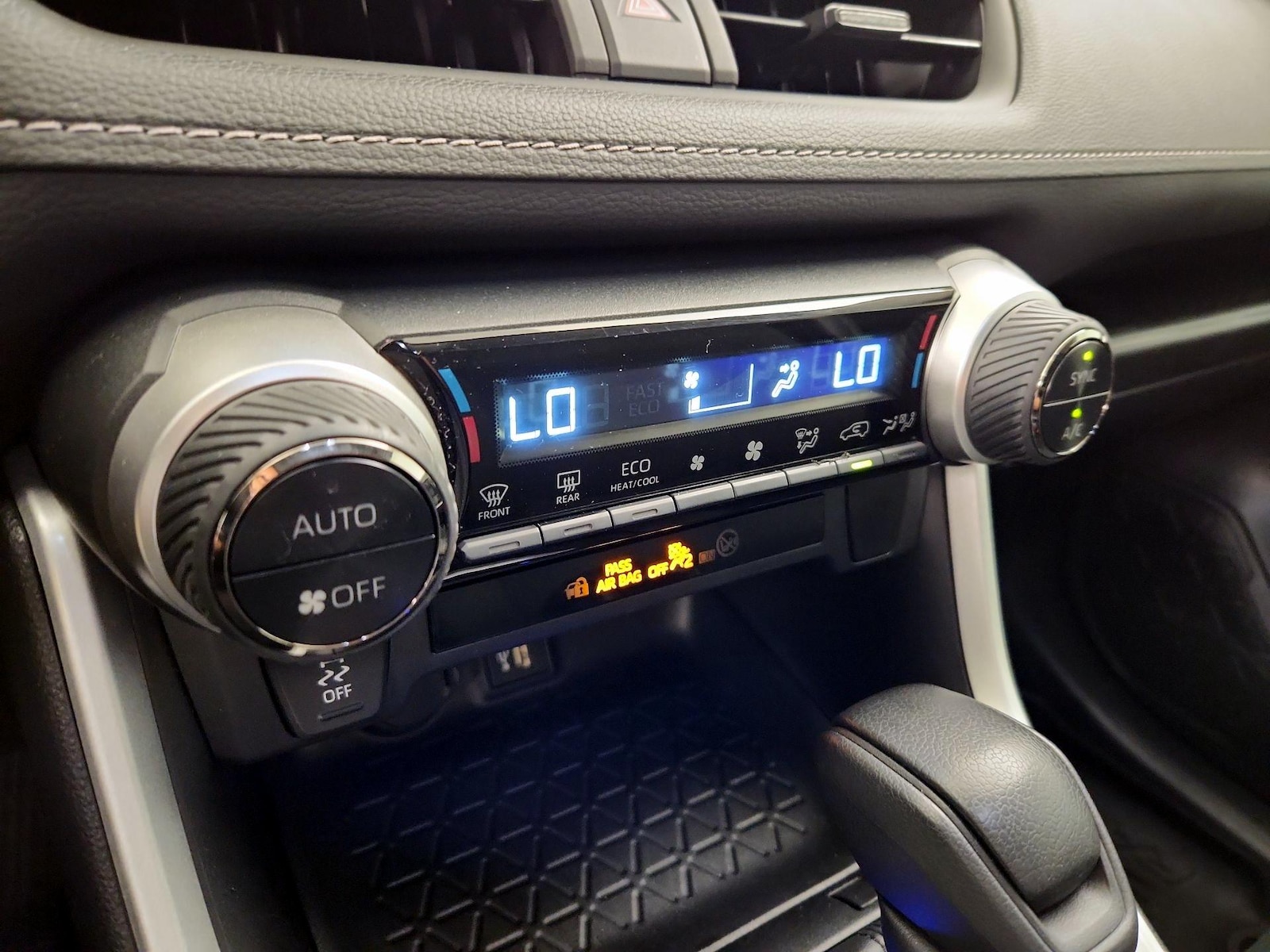 2024 Toyota RAV4 LE - Photo 17
