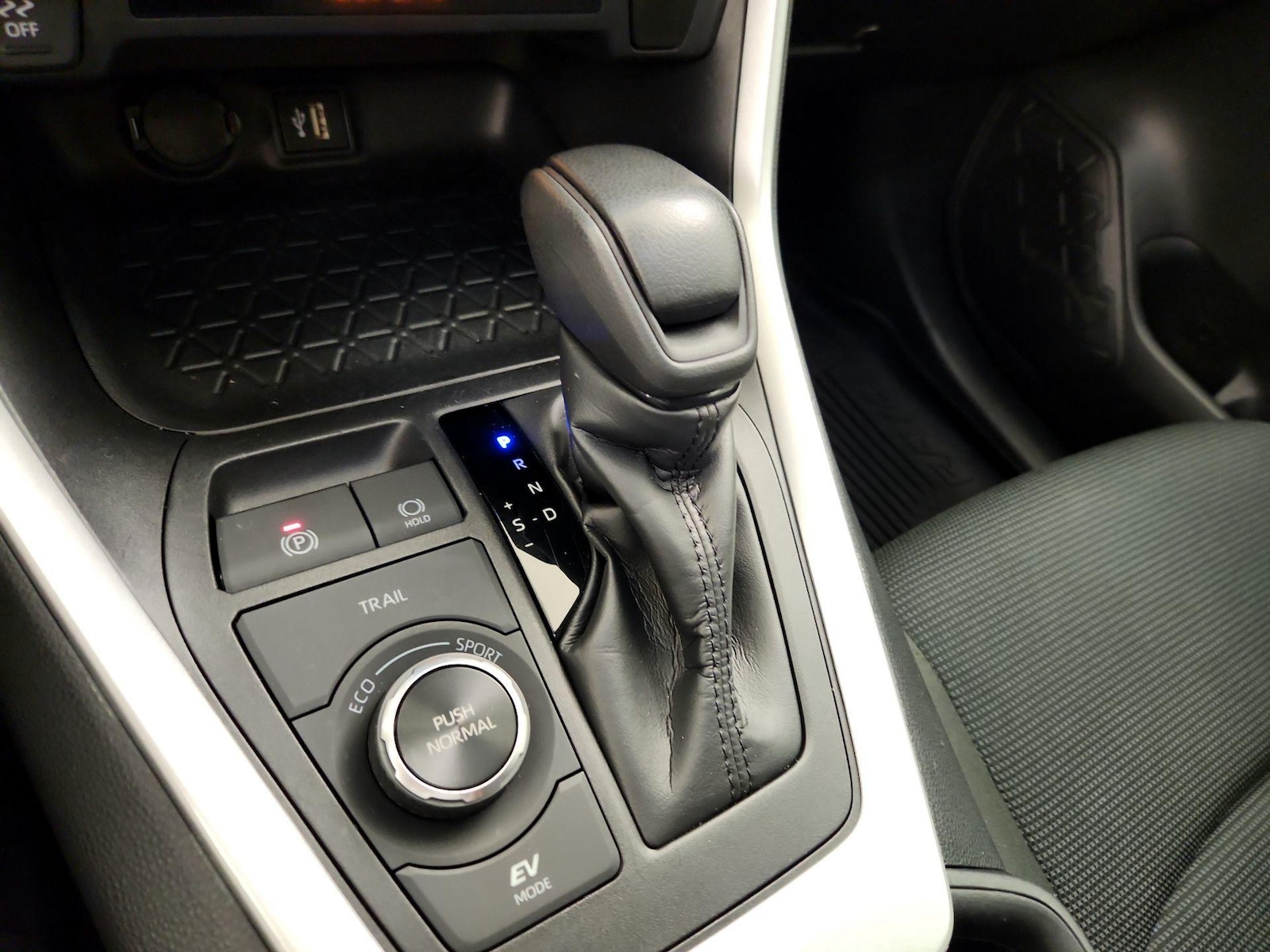 2024 Toyota RAV4 LE - Photo 18