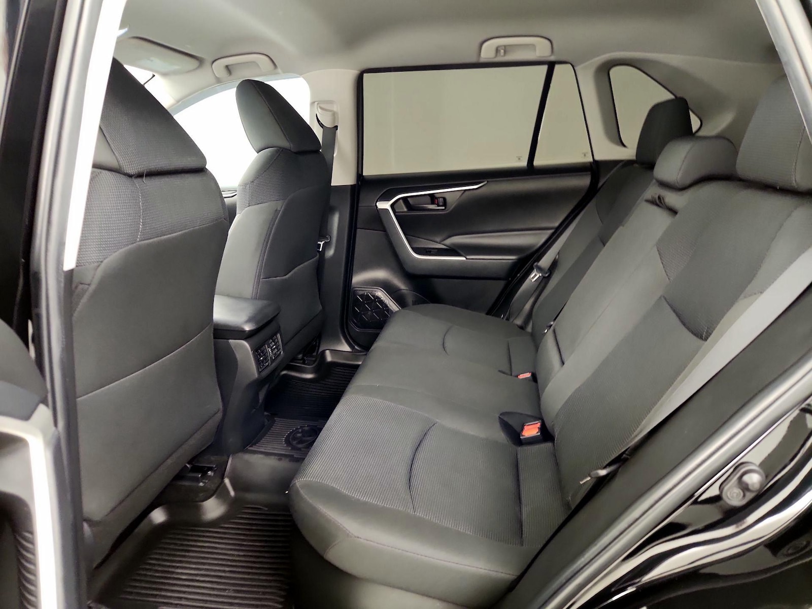 2024 Toyota RAV4 LE - Photo 20