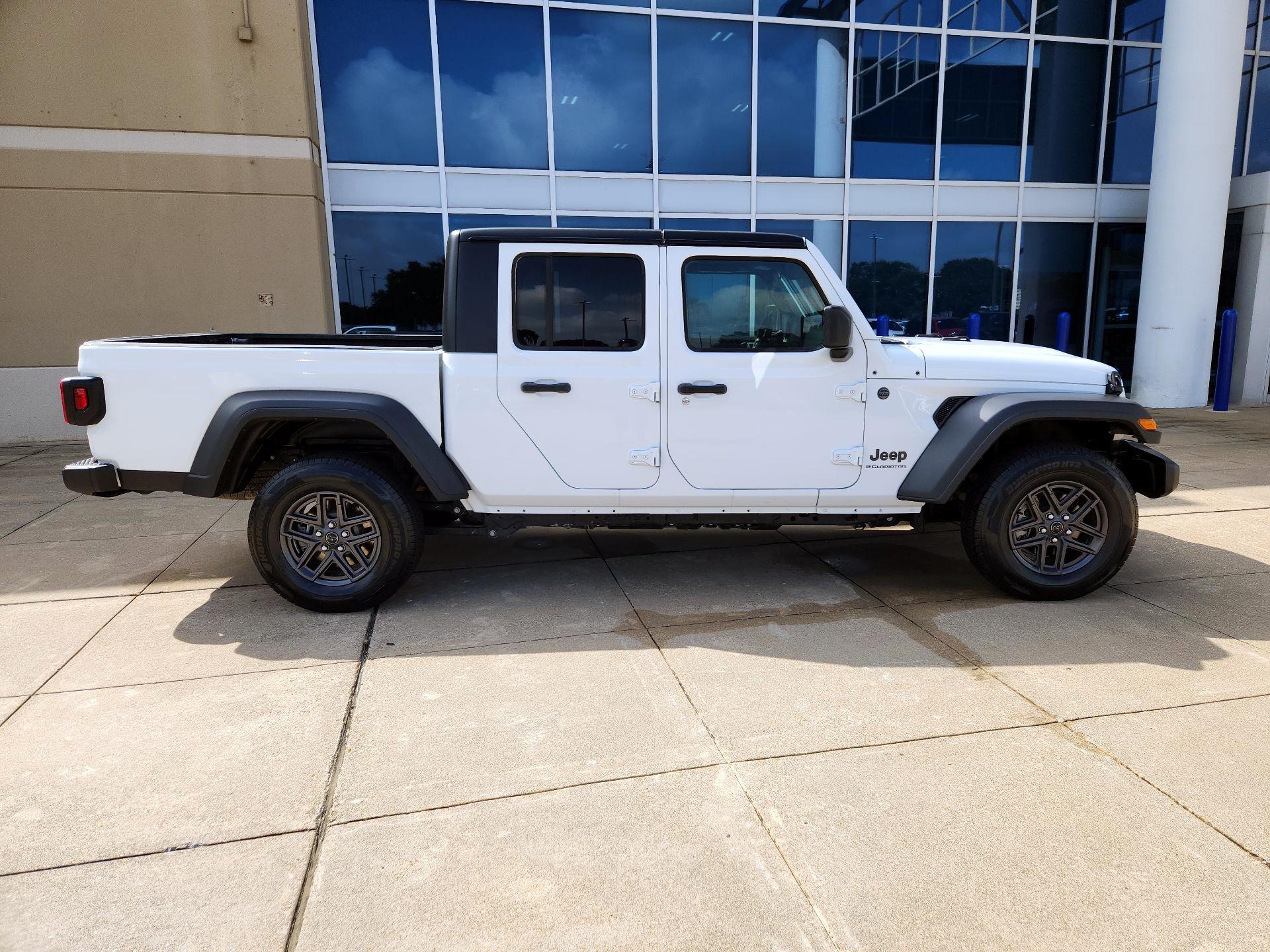 Thumbnail: 2025 Jeep Gladiator - 4