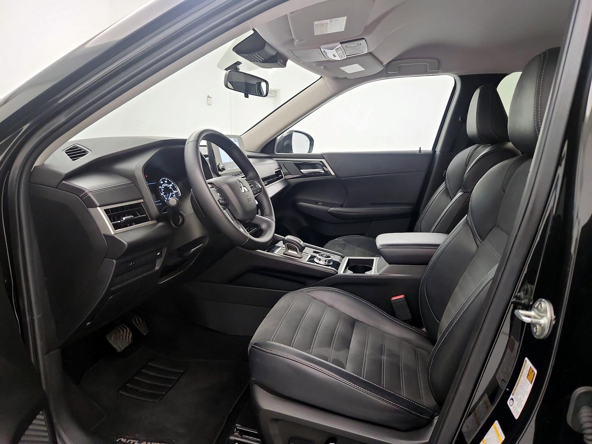 Thumbnail: 2024 Mitsubishi Outlander - 11