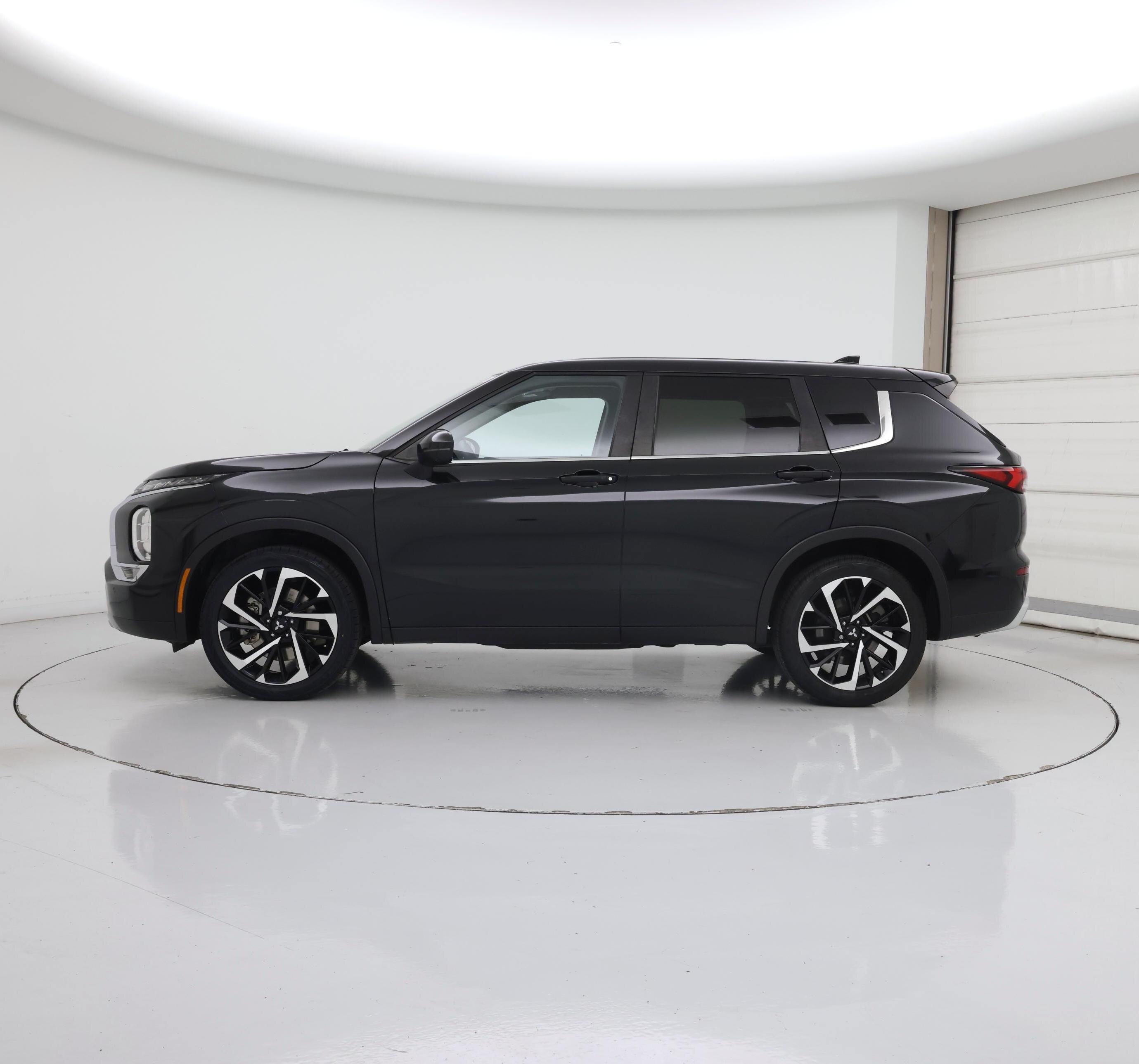 Thumbnail: 2024 Mitsubishi Outlander - 3