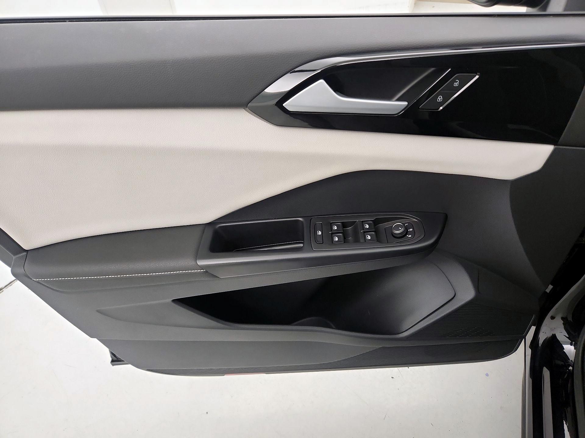 Thumbnail: 2025 Volkswagen Taos - 12