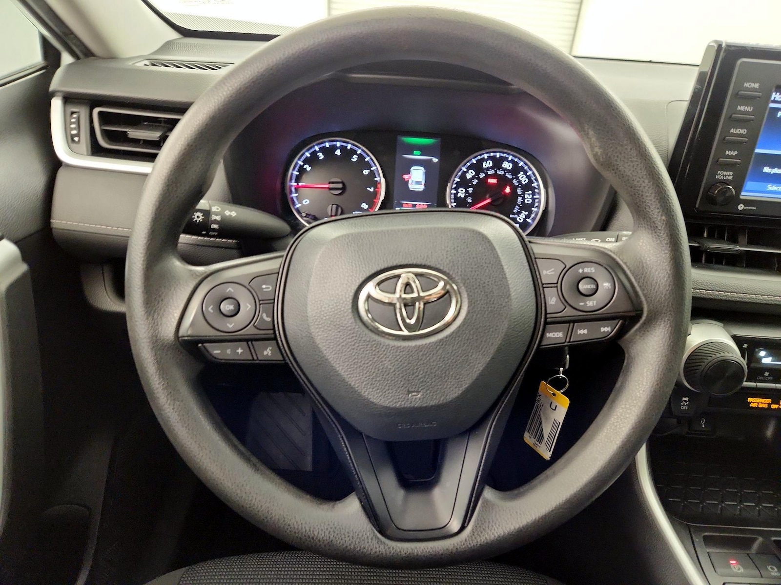 2022 Toyota RAV4 LE - Photo 11