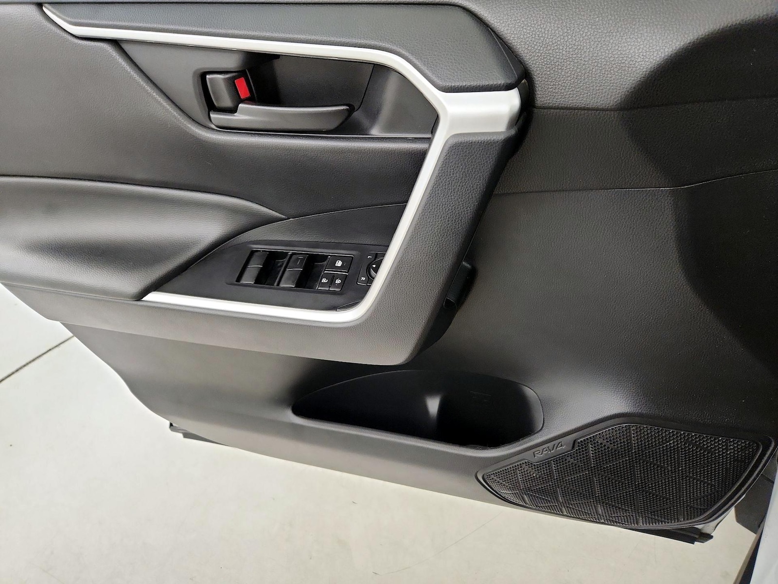 2022 Toyota RAV4 LE - Photo 13