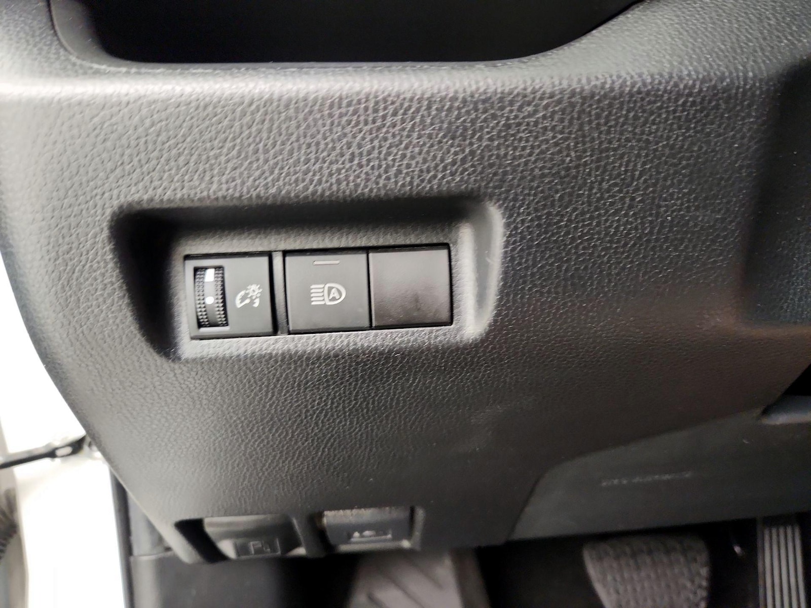 2022 Toyota RAV4 LE - Photo 14