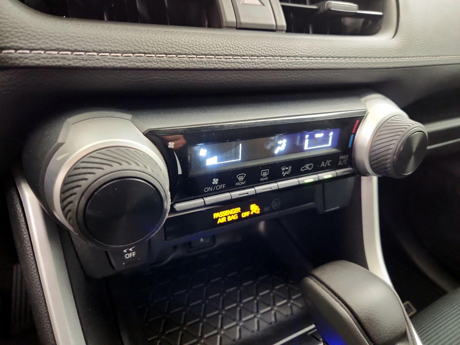 2022 Toyota RAV4 LE - Photo 17